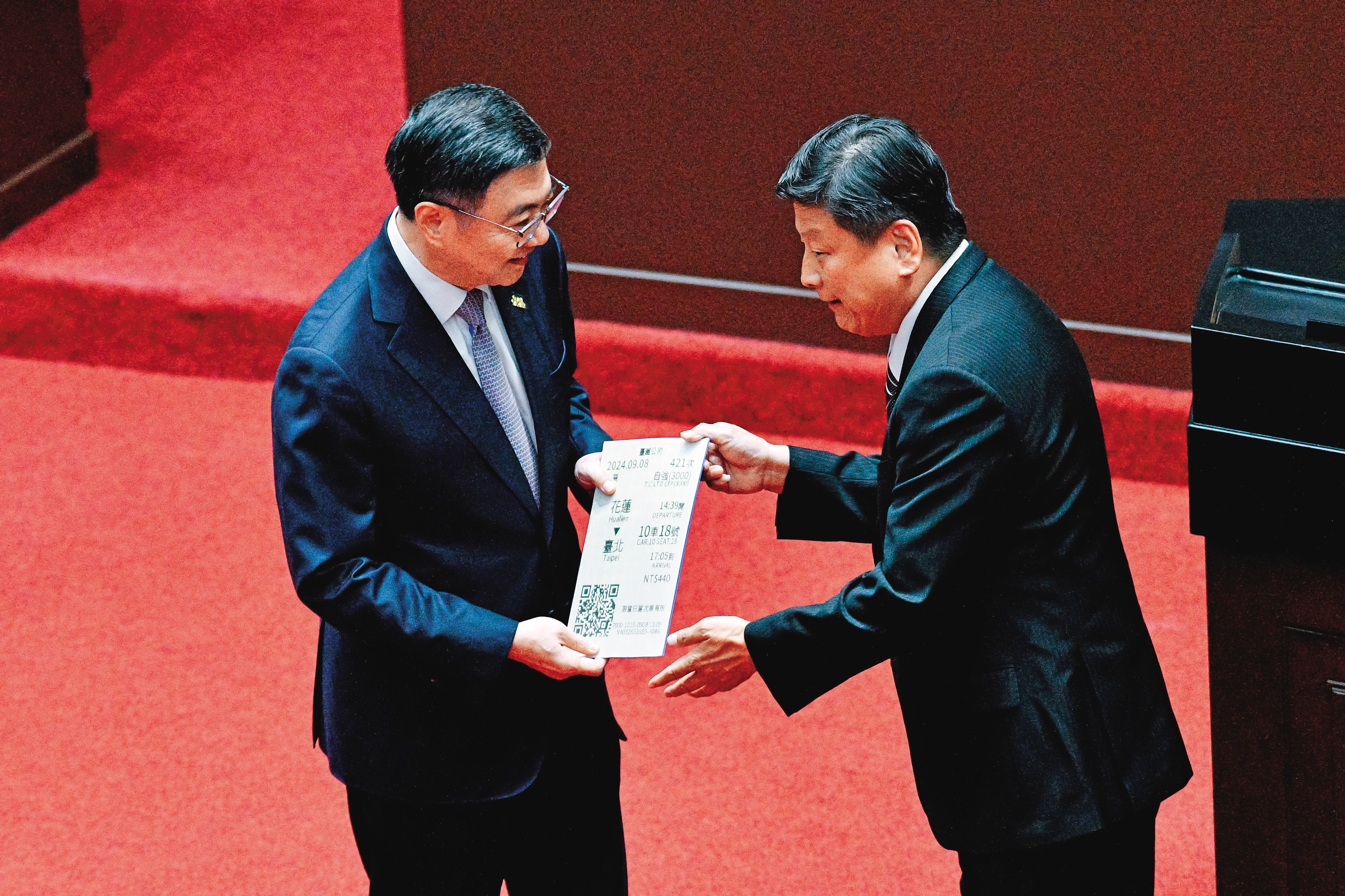 傅崐萁（右）於本會期總質詢，再度為花東交通向卓榮泰（左）請命。