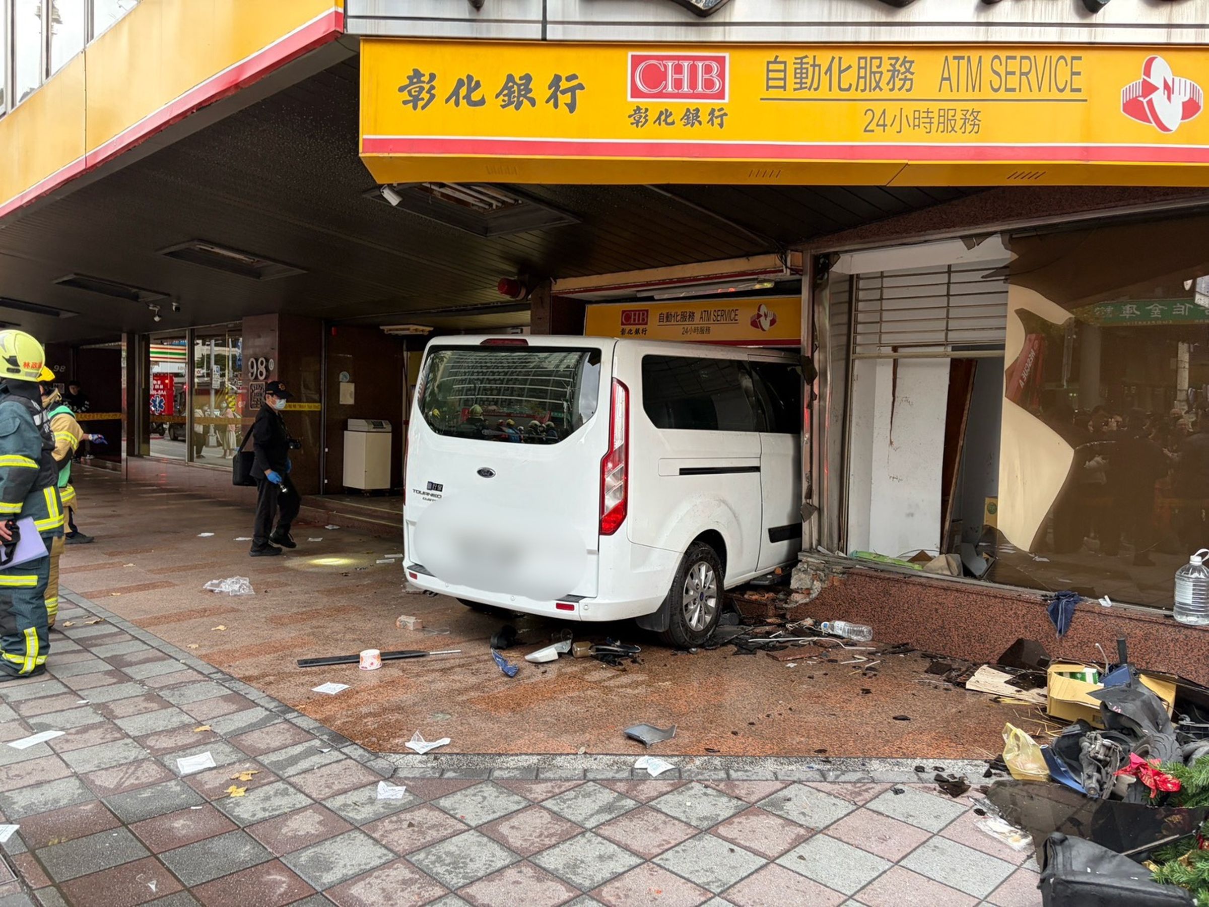 警消到場後協助10名傷者送醫。（翻攝畫面）