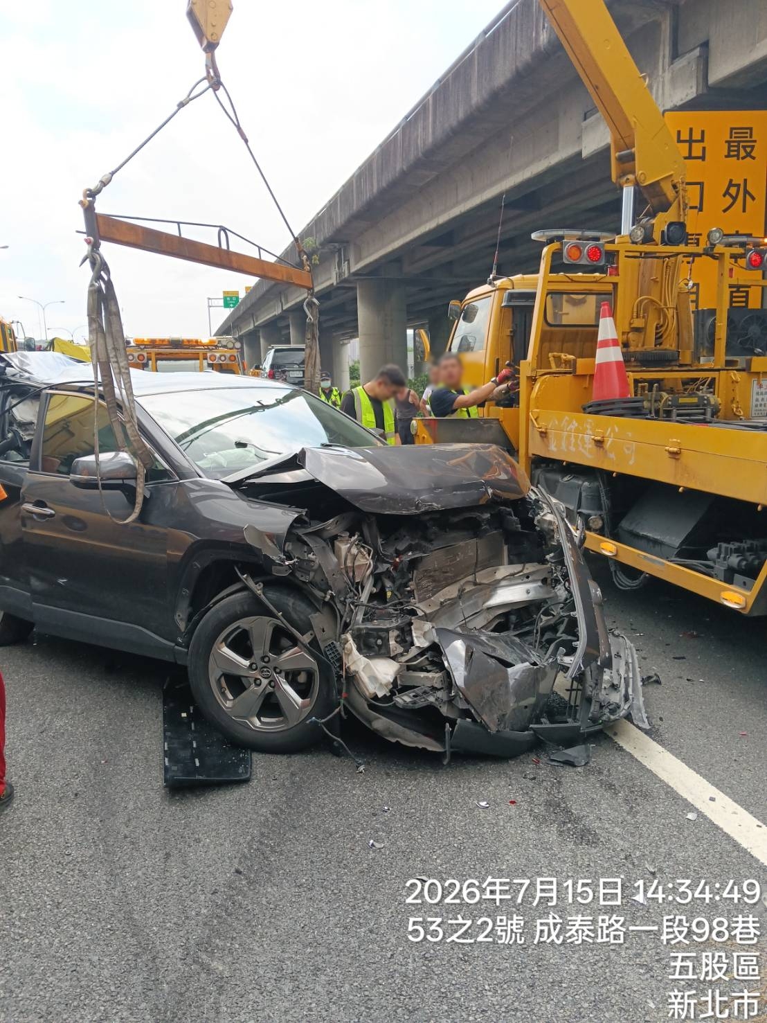 警方通知拖吊車排除事故現場，事故一度造成車流回堵。翻攝畫面