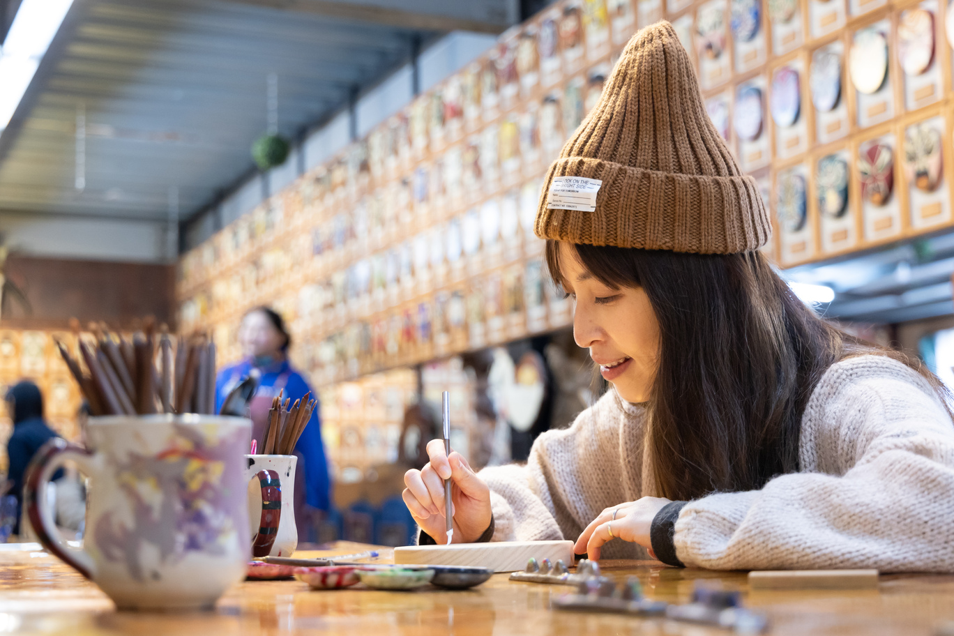 認識完臉譜後，可在木頭板上體驗彩繪DIY。（399元／人）