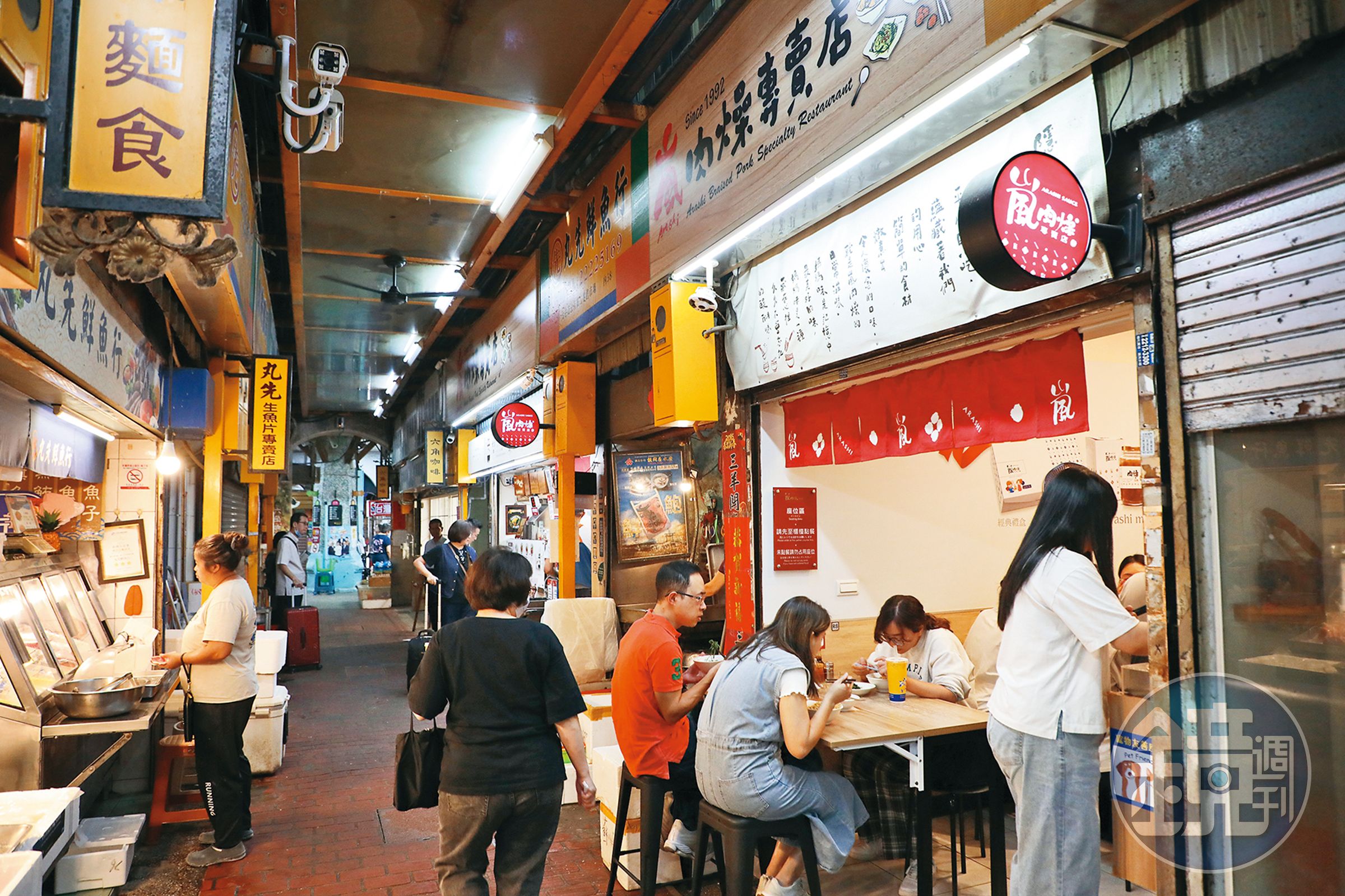 第二市場有許多人氣美食,需要拿號碼牌等叫號的「嵐肉燥專賣店」也是其一。