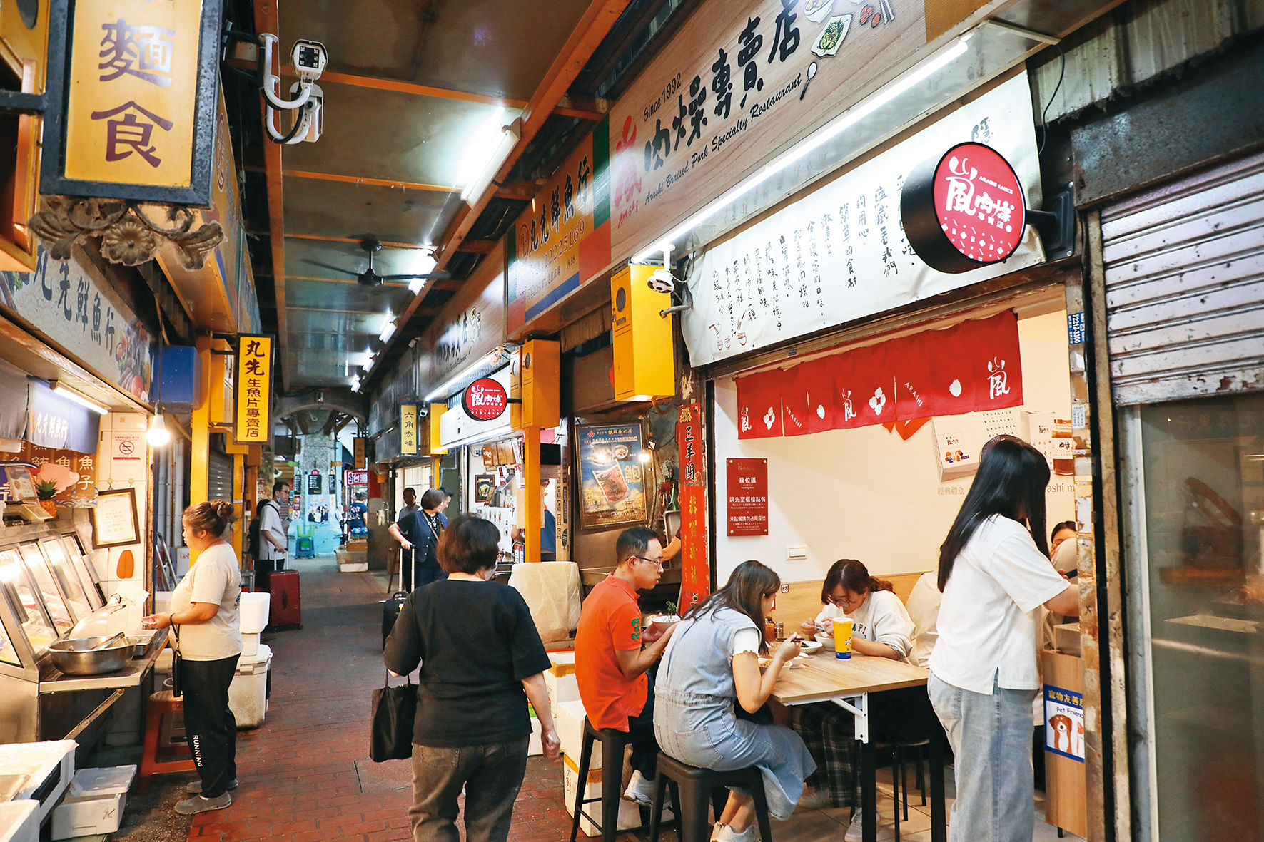 第二市場有許多人氣美食,需要拿號碼牌等叫號的「嵐肉燥專賣店」也是其一。