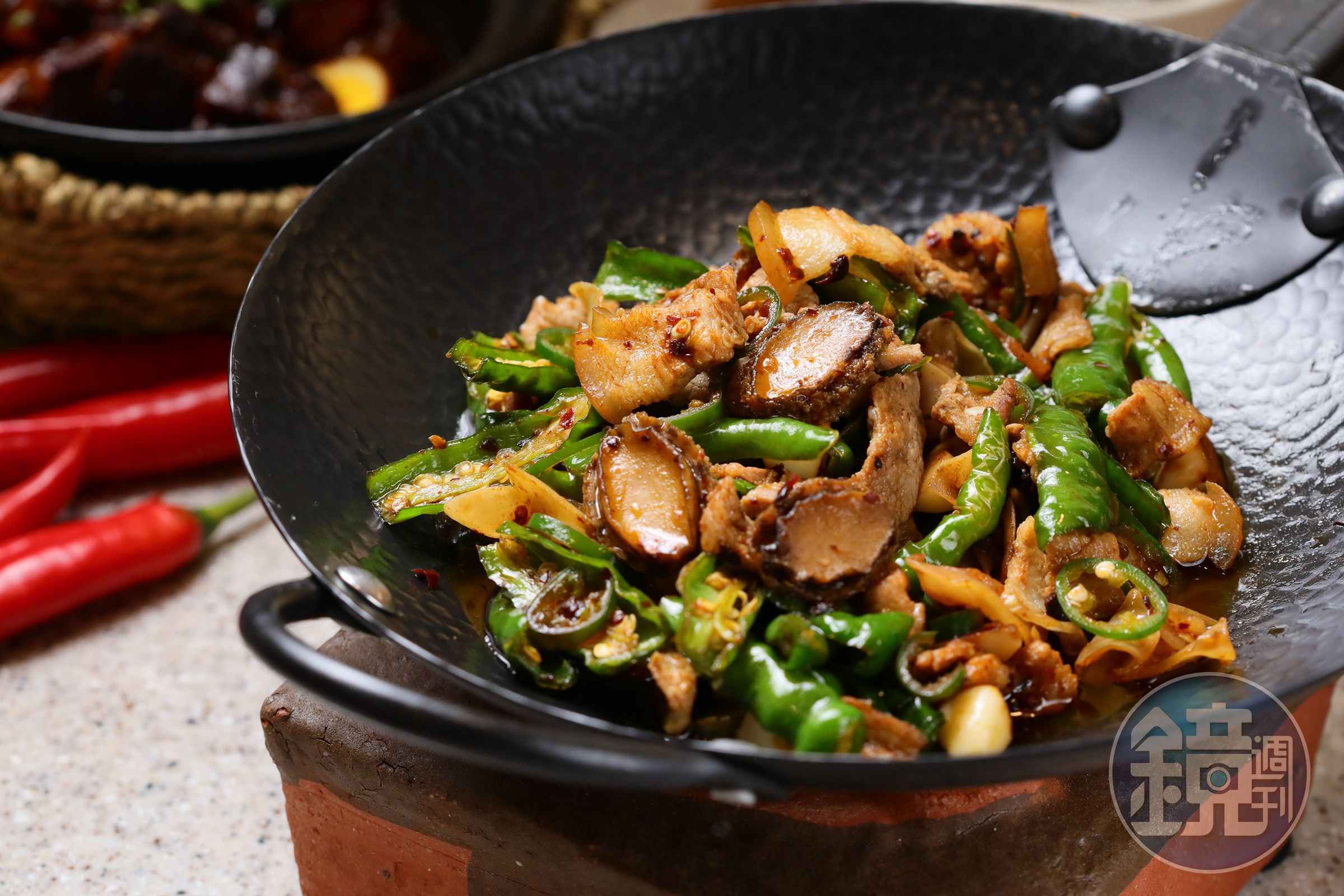 「炒湘湘」加入小鮑魚與兔耳菌的「辣椒鮑魚小炒肉」,是升級版農家菜。(498元/份)