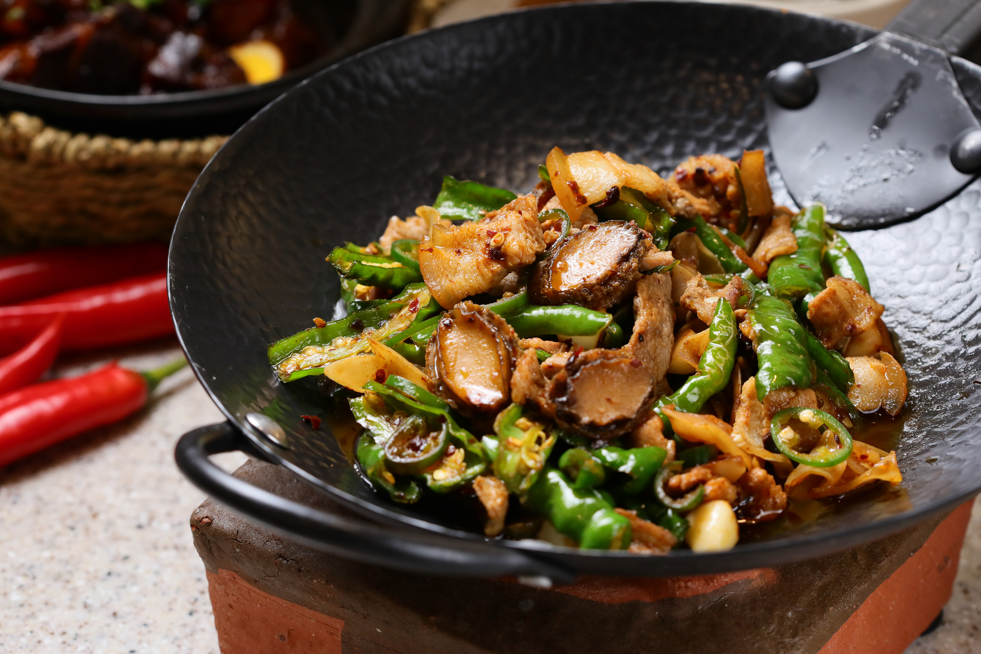 「炒湘湘」加入小鮑魚與兔耳菌的「辣椒鮑魚小炒肉」，是升級版農家菜。（498元／份）