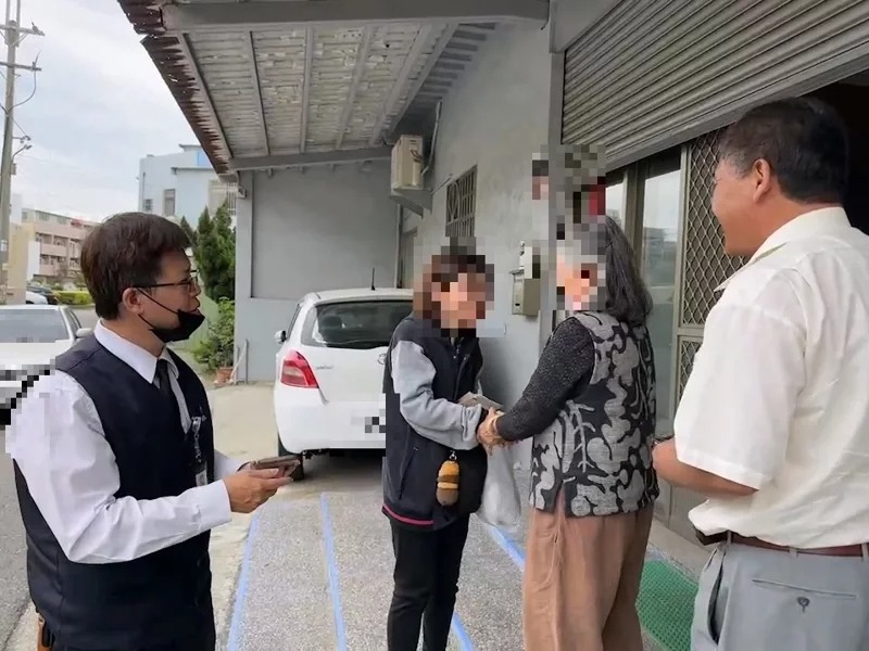 日籍女子青柳小姐隻身來台尋親，完成父親遺願。（警方提供）