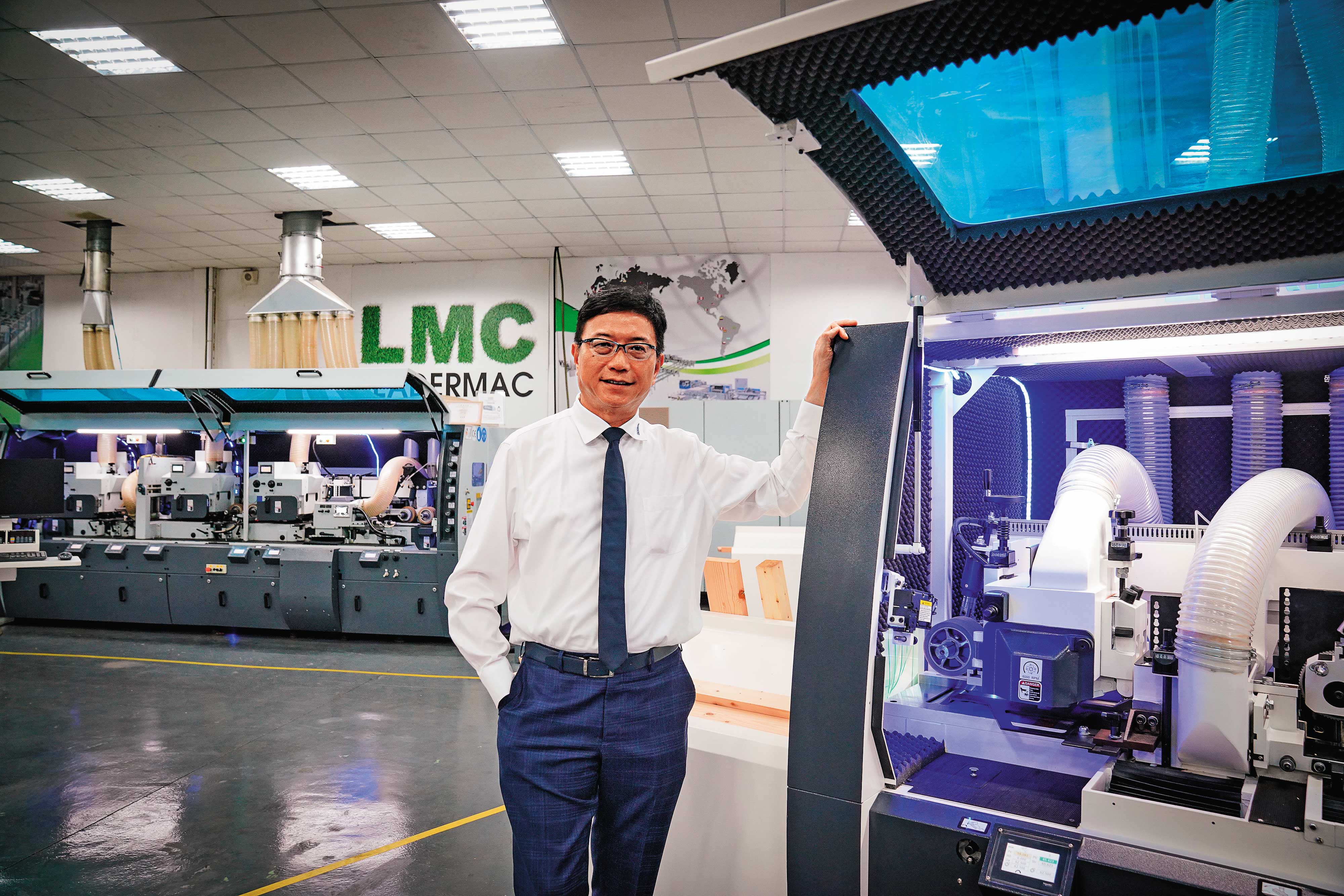 張聰捷大學畢業後回到勝源機械，幫忙父親將勝源從傳統木工機械廠轉型，至今已外銷62個國家。