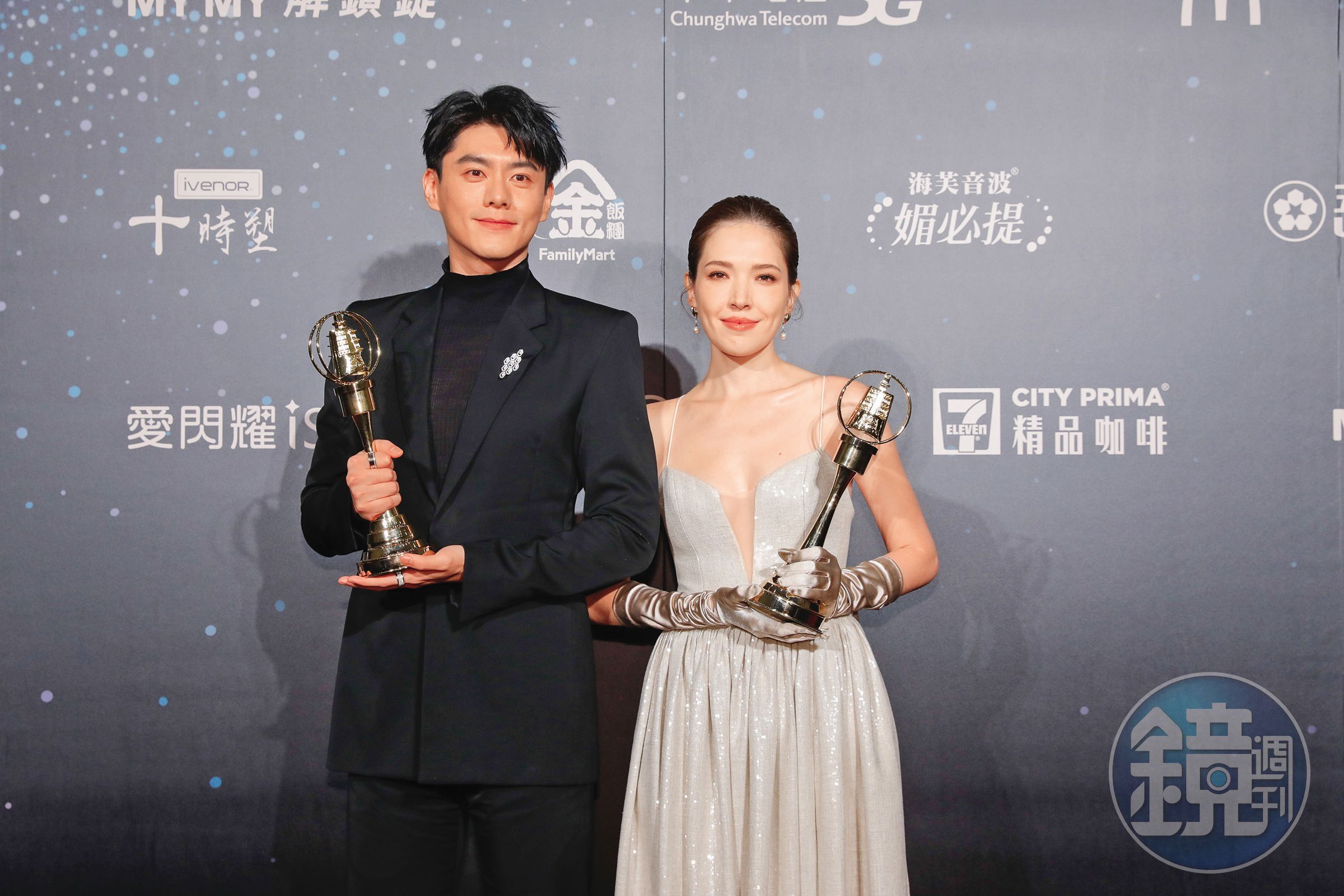 許瑋甯(右)和李程彬(左)合作《她和她的她》,2023年雙雙拿下金鐘獎迷你劇集男女主角獎。