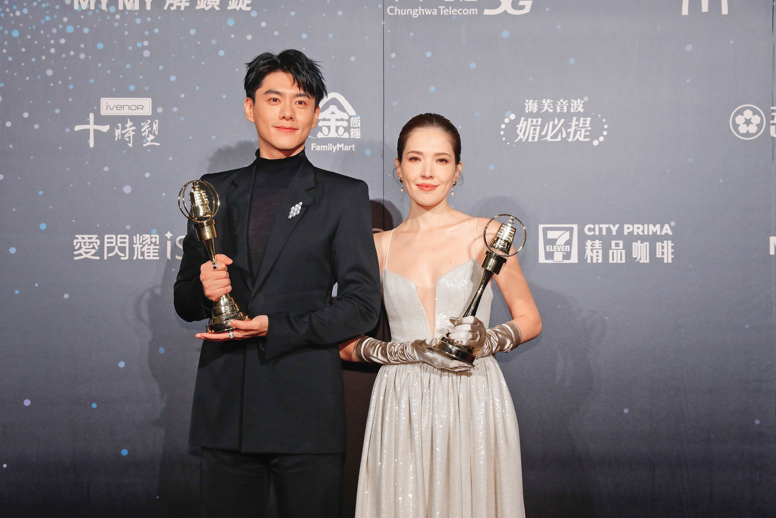 許瑋甯(右)和李程彬(左)合作《她和她的她》,2023年雙雙拿下金鐘獎迷你劇集男女主角獎。