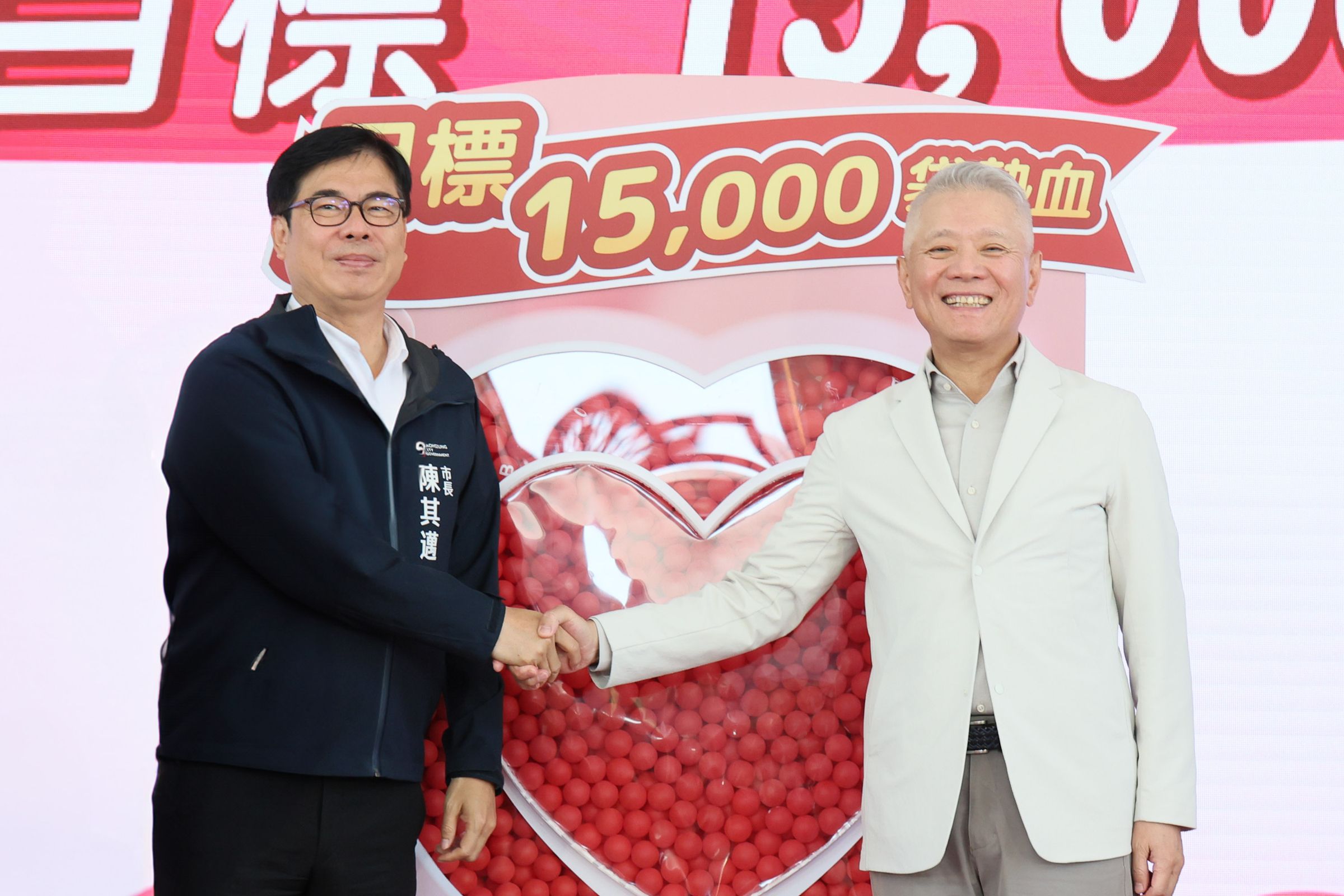陳其邁對於戴永輝3年來全力支持捐血活動,解台灣血庫缺血之急相當佩服。(大大數位基金會提供)