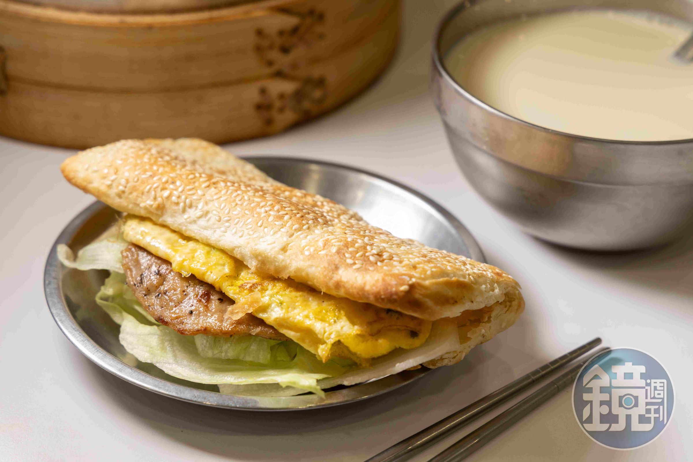 年輕客人愛點的「燒餅肉片蛋」(前,55元/份),適合搭配「熱豆漿」(後,25元/碗)。