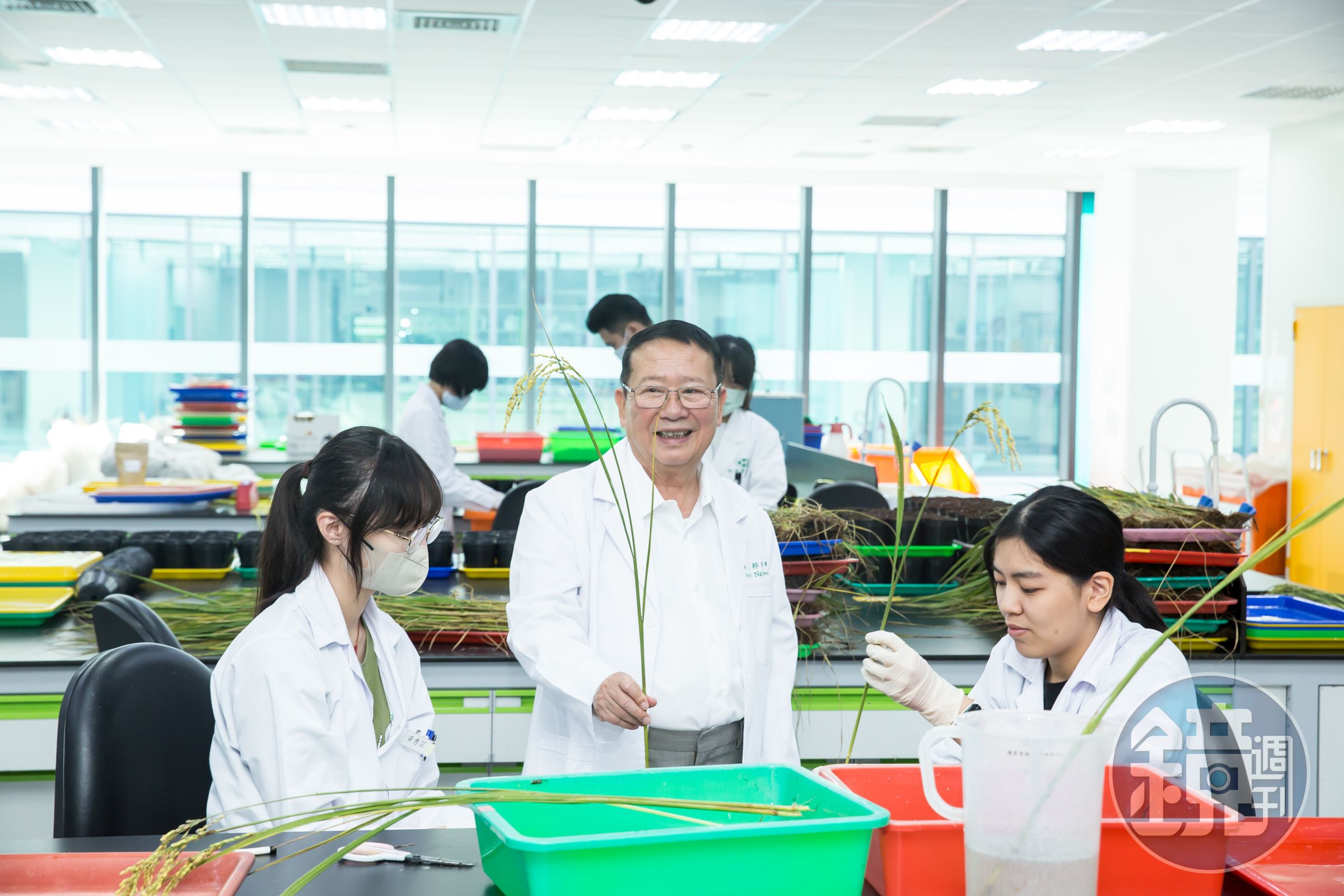 正瀚生技董事長吳正邦非農業背景出身,卻懂得與專業合作並有絕佳生意腦,研發生產的農業新藥及肥料銷至全球,去年營收超過14億元。