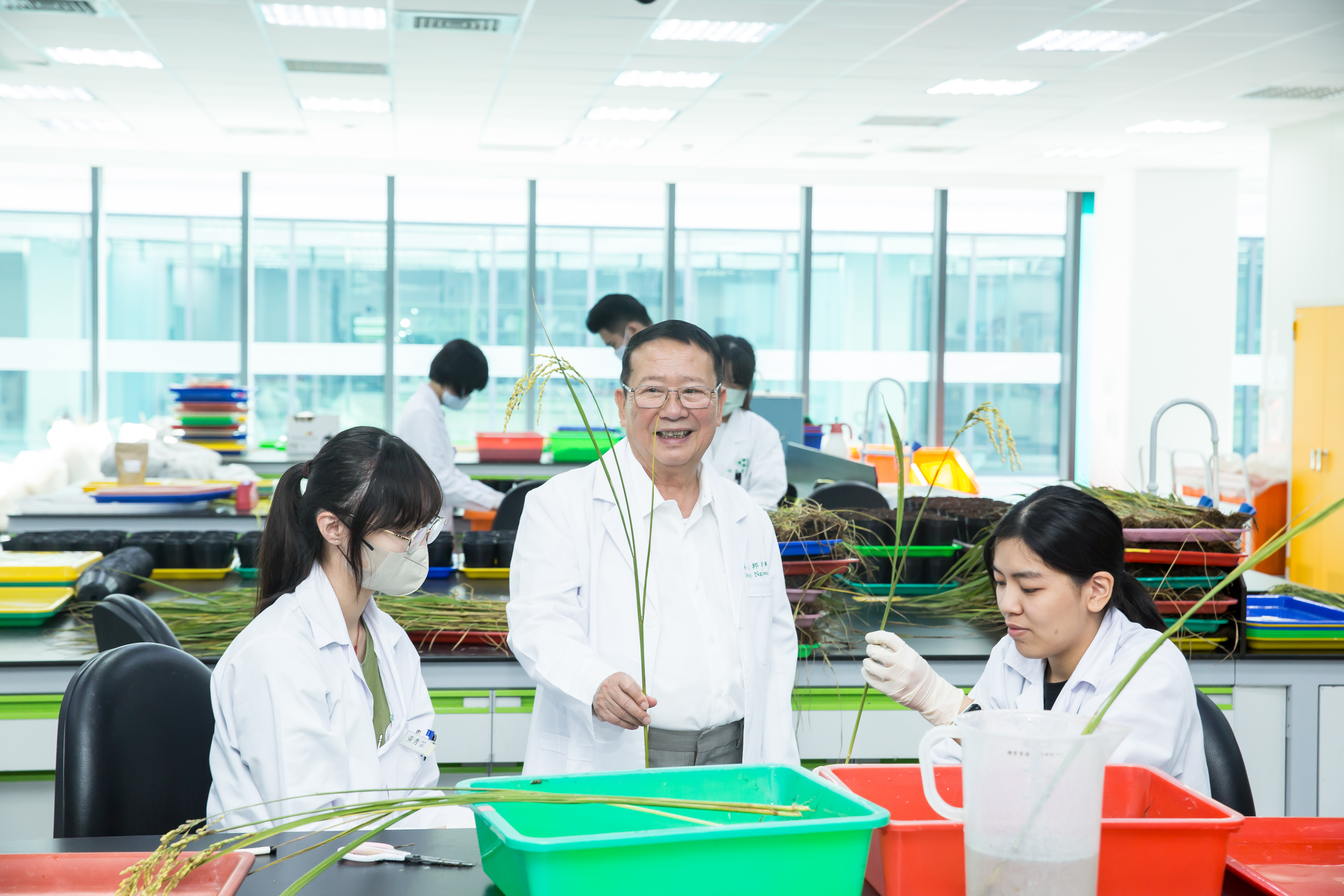 正瀚生技董事長吳正邦非農業背景出身，卻懂得與專業合作並有絕佳生意腦，研發生產的農業新藥及肥料銷至全球，去年營收超過14億元。