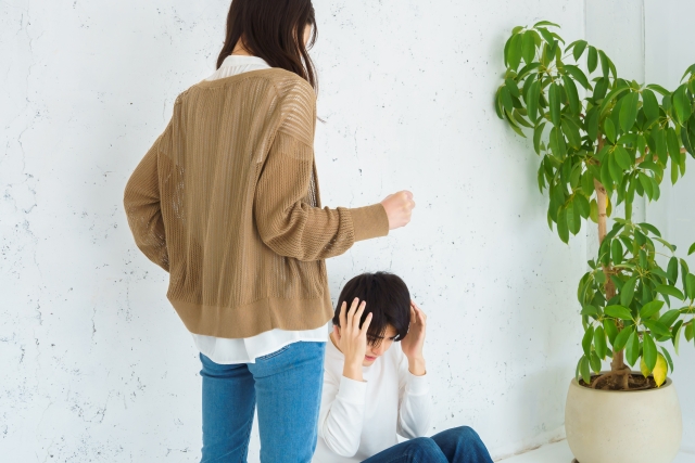 人夫拒絕上繳所有的退休俸，慘遭妻子家暴，最終逃家分居，訴請離婚。（示意圖，photoAC）