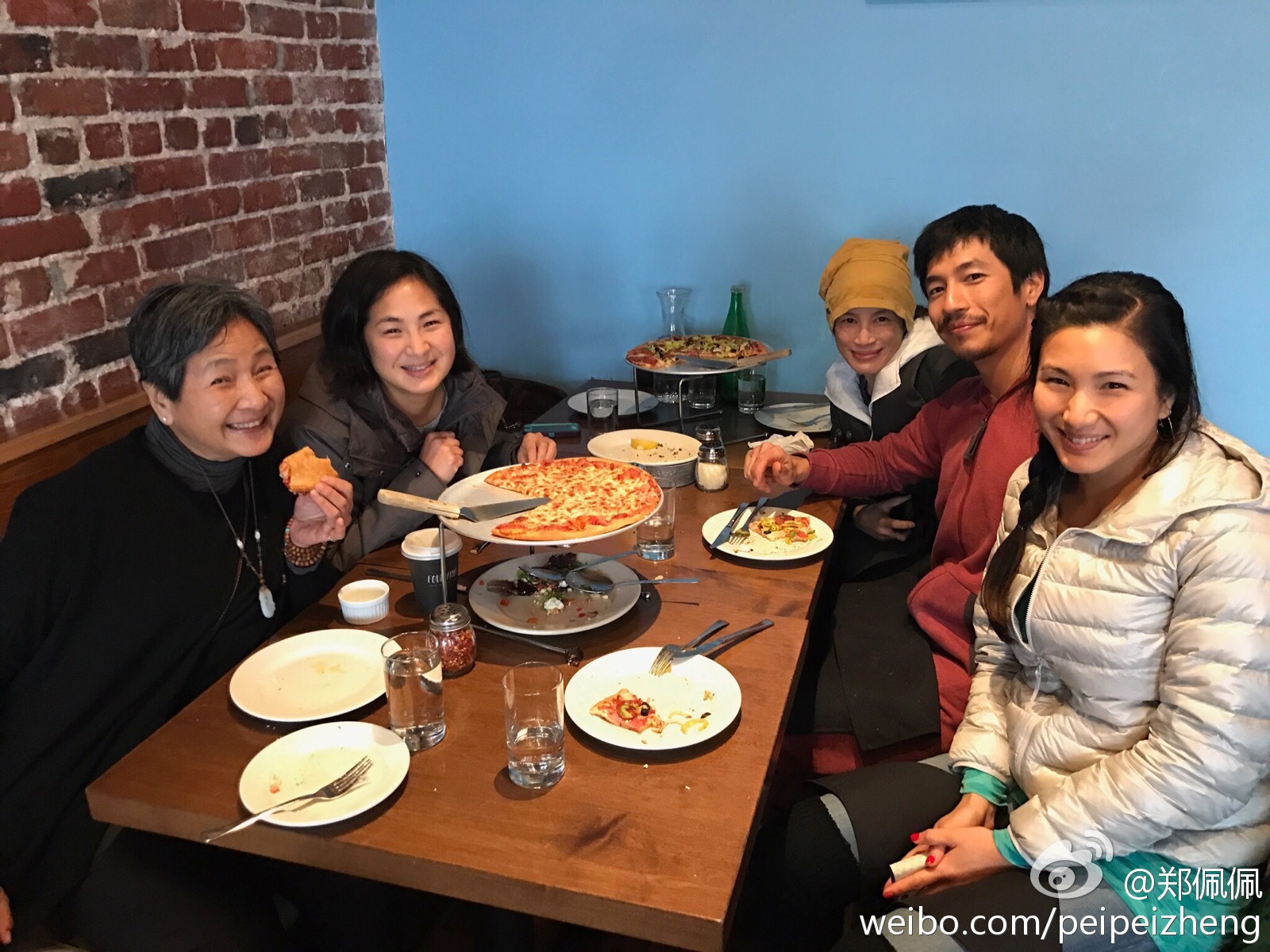 鄭佩佩71歲生日與4個兒女度過，大家一起在舊金山吃披薩。（翻攝自鄭佩佩微博）