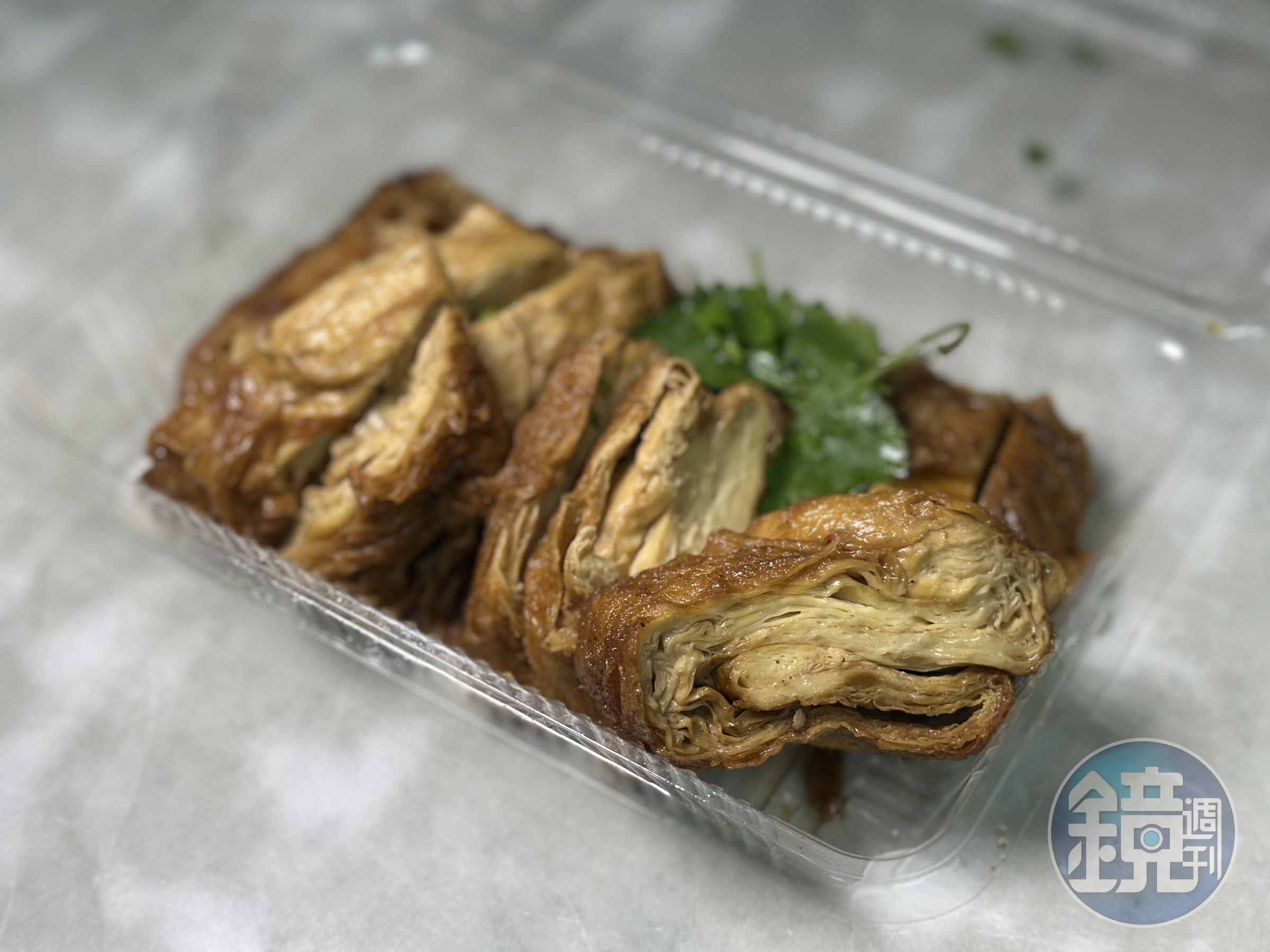 「手工厚豆皮」淺炸的外皮金黃誘人，內裡柔軟有水分，吃起來頗像玉子燒。（30元／塊）