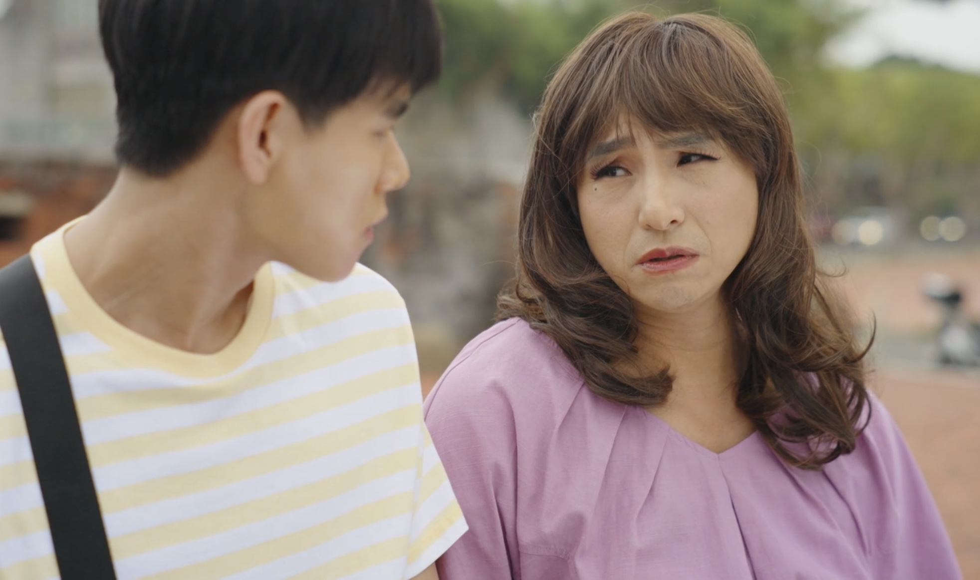 王少偉戲裡男扮女裝色誘妹妹的鮮肉男友。（公視提供）