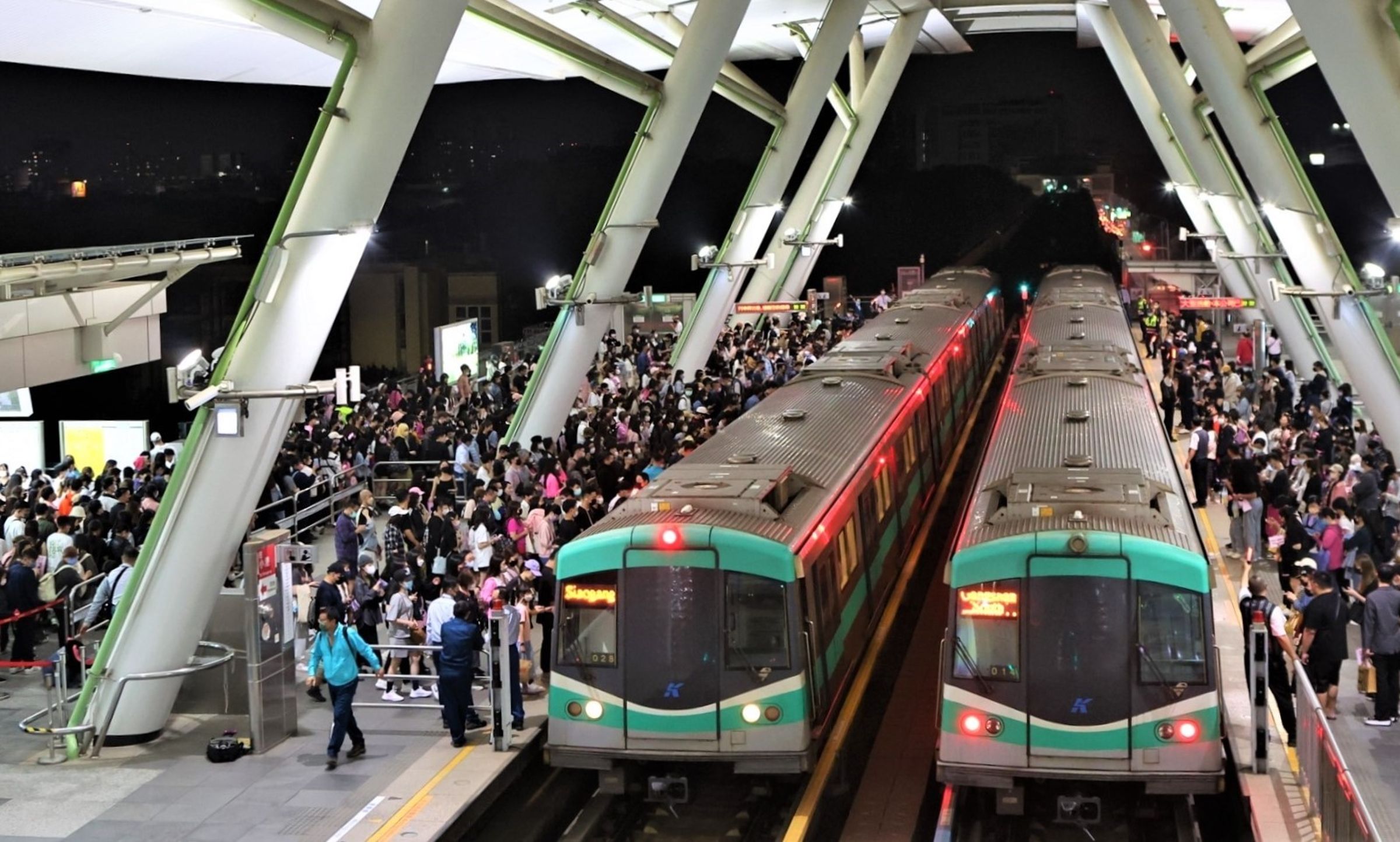 火星人布魯諾演唱會期間，高雄捷運公司將動員超過百名人力進行人潮分流及疏運動線管制。（示意圖，高雄捷運提供）
