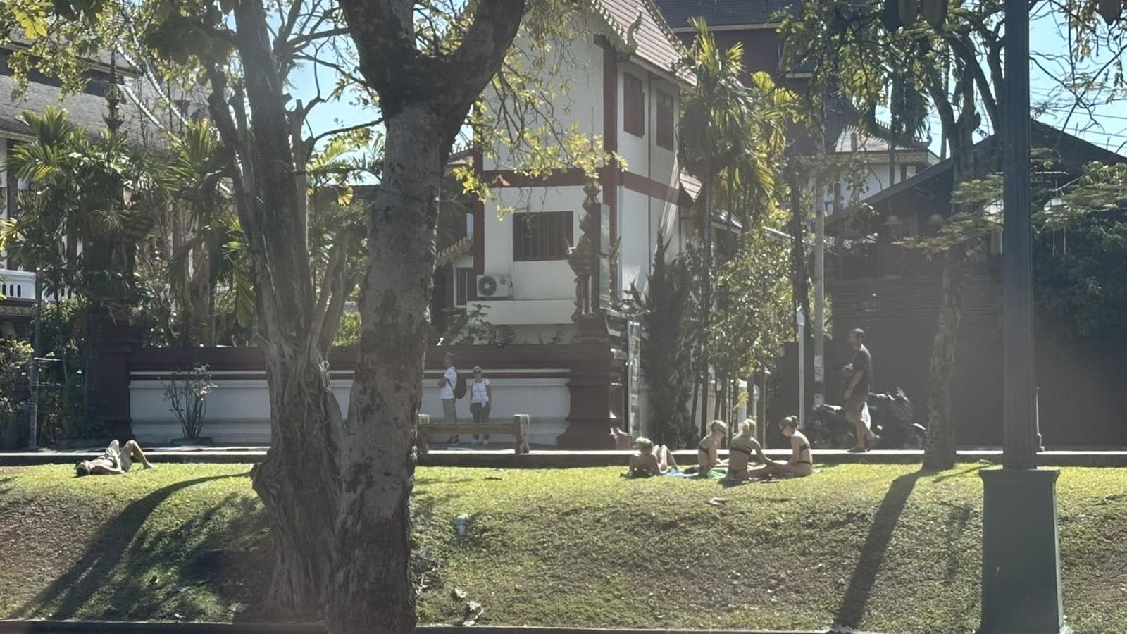 外國遊客在清邁佛寺附近穿比基尼曬日光浴，引發正反兩面網友討論。（翻攝自臉書แฉเชียงใหม่ V2）