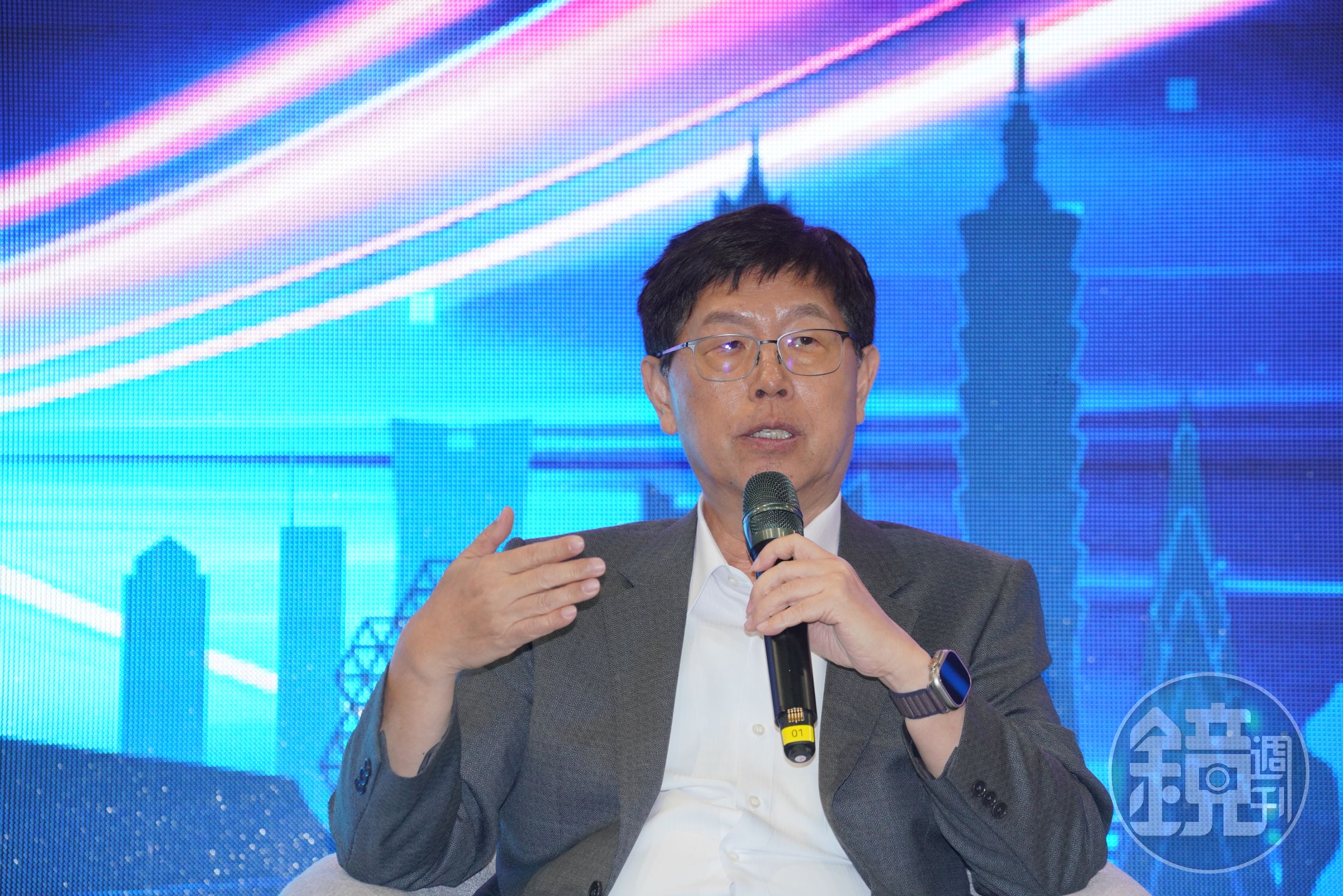 對於外媒詢問創辦人郭台銘參選總統對鴻海營運帶來什麼影響?鴻海董事長劉揚偉先是嘆了一口氣。圖為10月鴻海科技日。