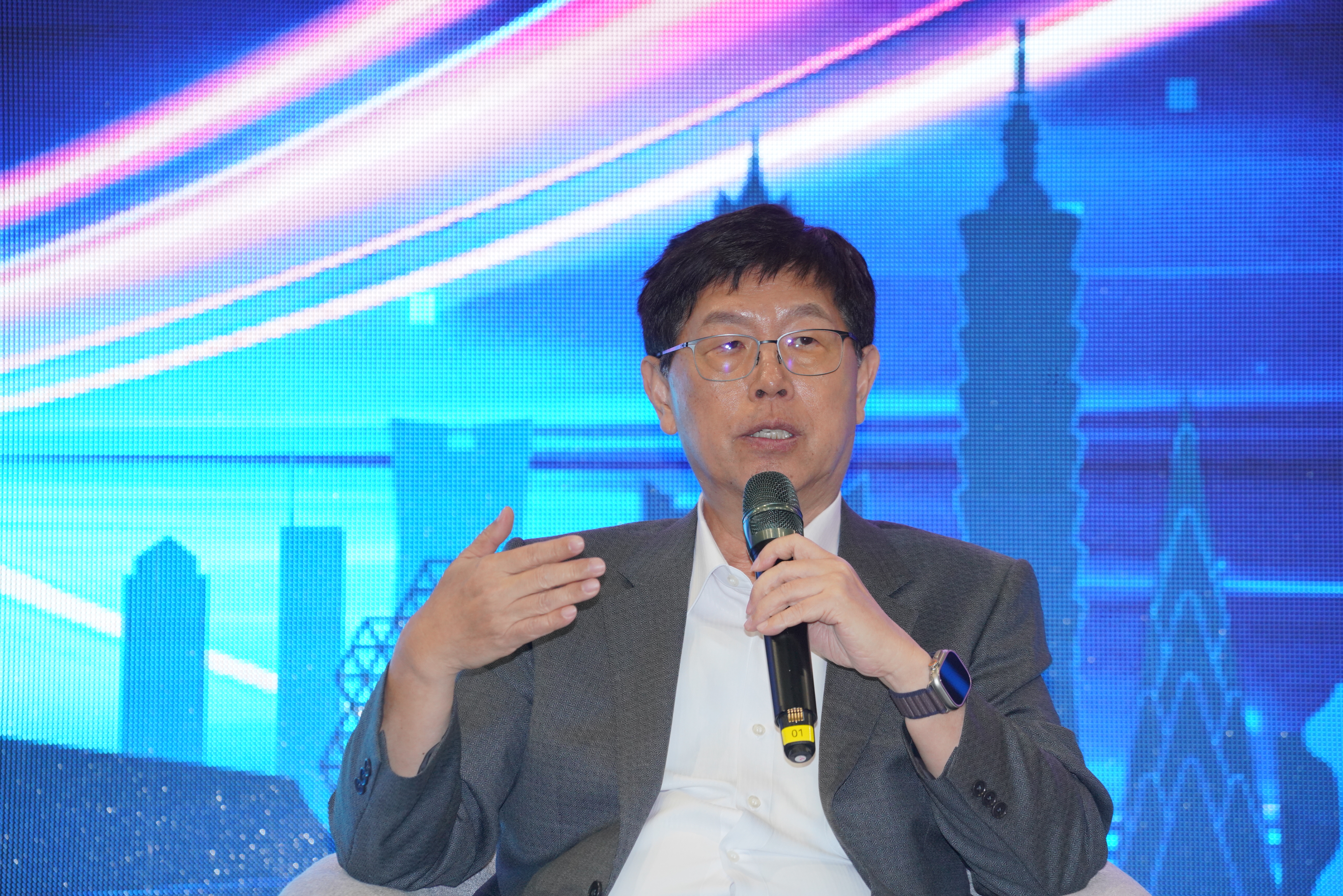 對於外媒詢問創辦人郭台銘參選總統對鴻海營運帶來什麼影響？鴻海董事長劉揚偉先是嘆了一口氣。圖為10月鴻海科技日。