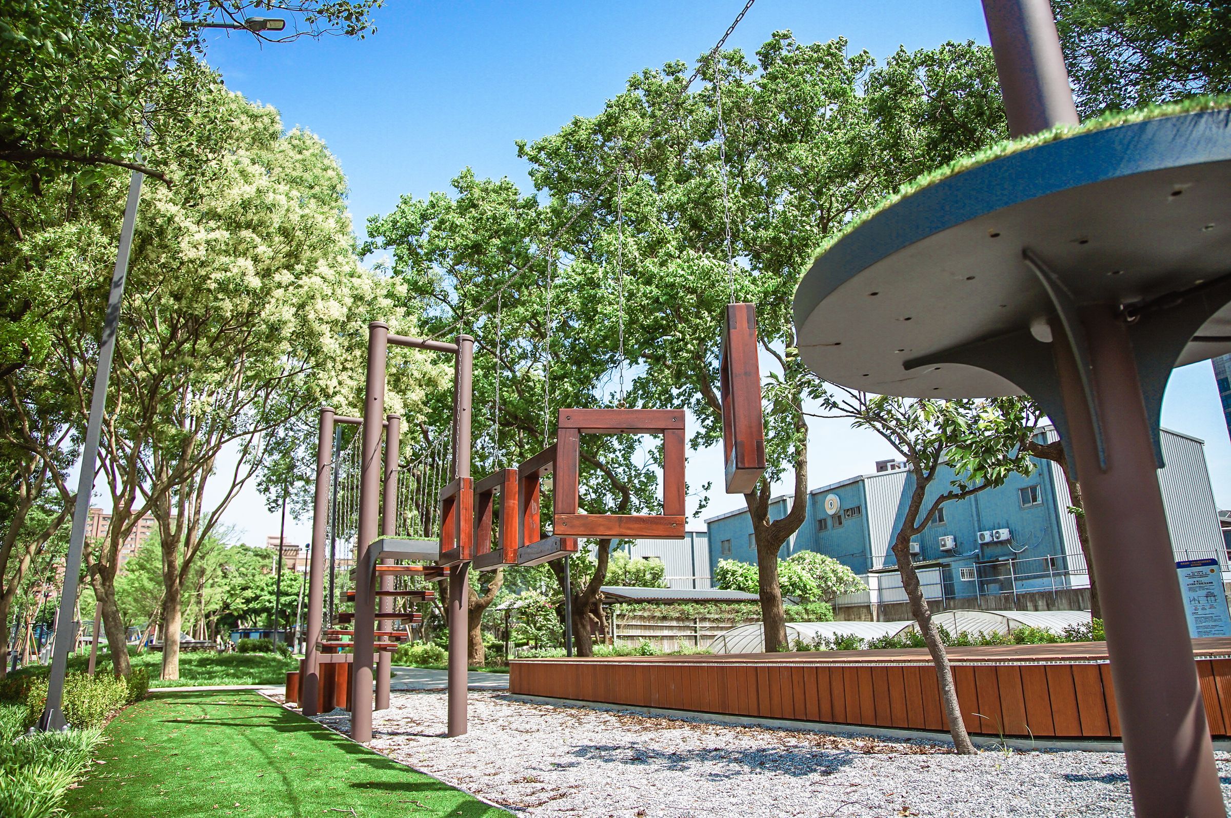 南崁溪桃園區第一河濱公園共融式遊戲場,將設施融入自然環境,提供豐富的遊戲體驗,成為親子同樂的好去處。