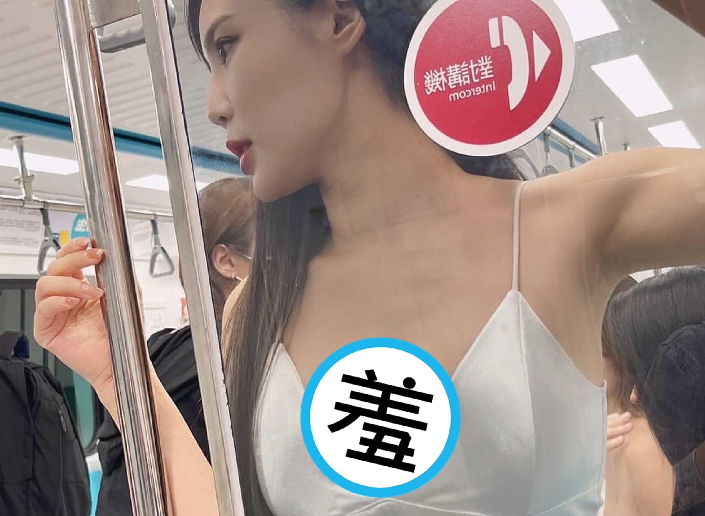 肝連妹分享搭捷運的辣照,網友直呼美翻了。(翻攝自肝連妹IG)