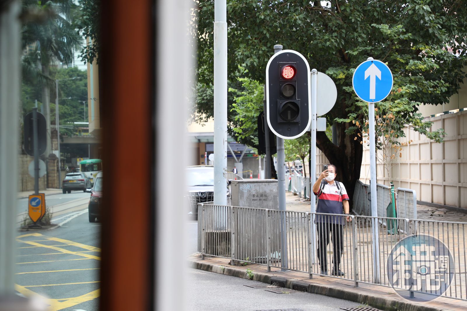 路上行人見到麥兜復古電車經過又驚又喜,紛紛拿出手機拍照留念。