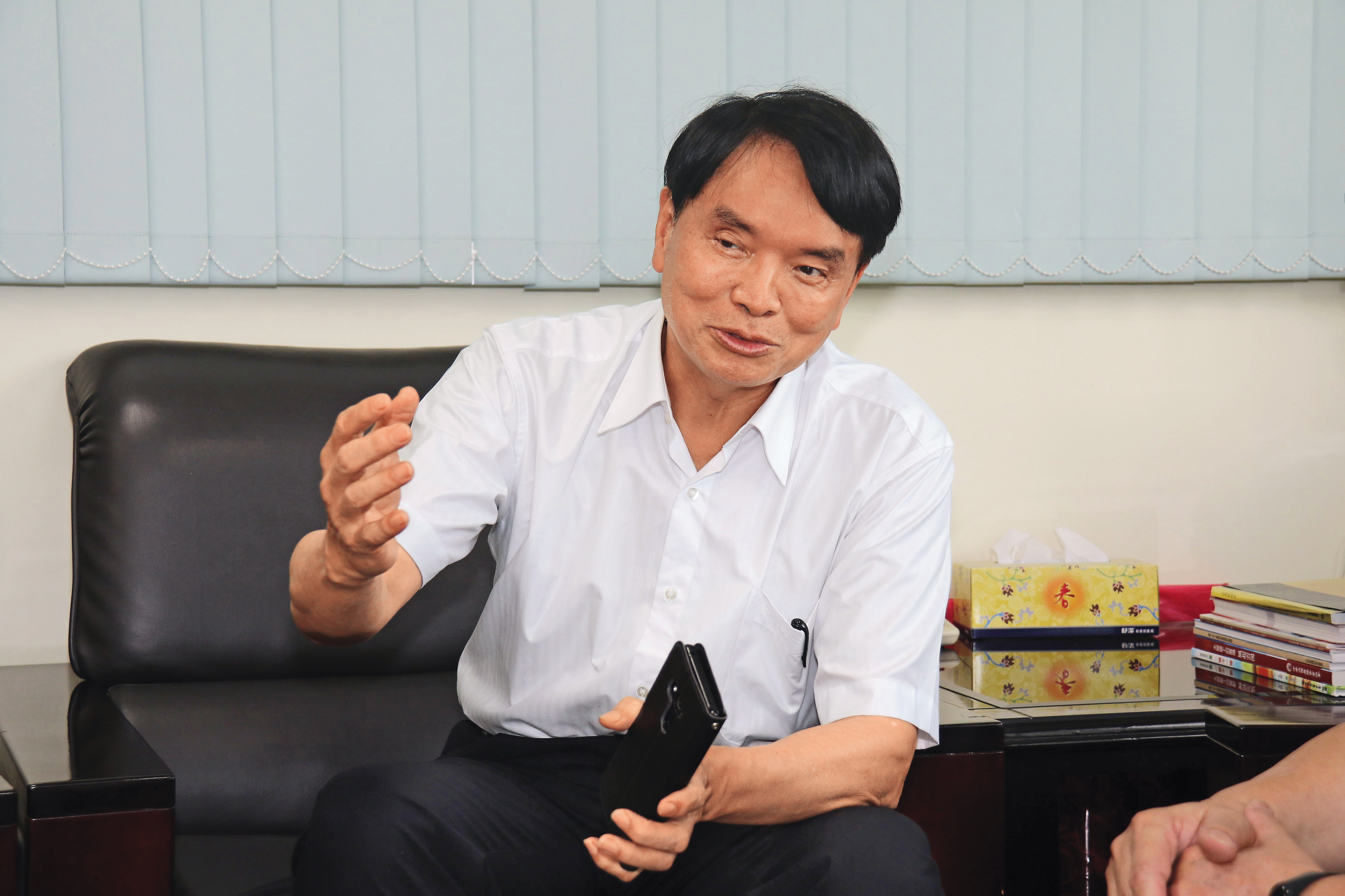 桃捷工程局局長劉慶豐（圖）遭控為了趕工，不顧品質。（翻攝桃園市政府捷運工程局官網）