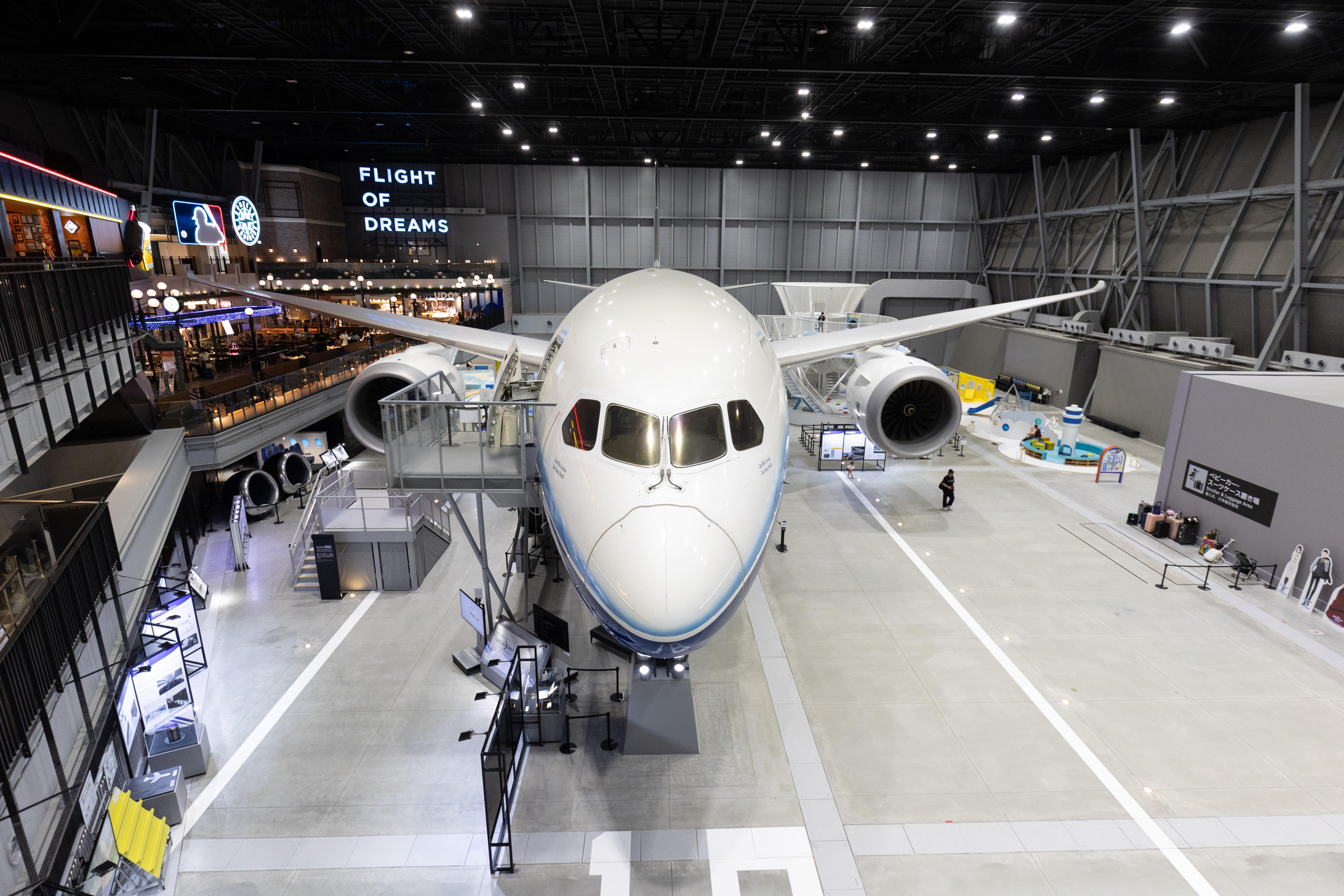 FLIGHT OF DREAMS裡展示著全球首架波音787原型機「ZA001」。