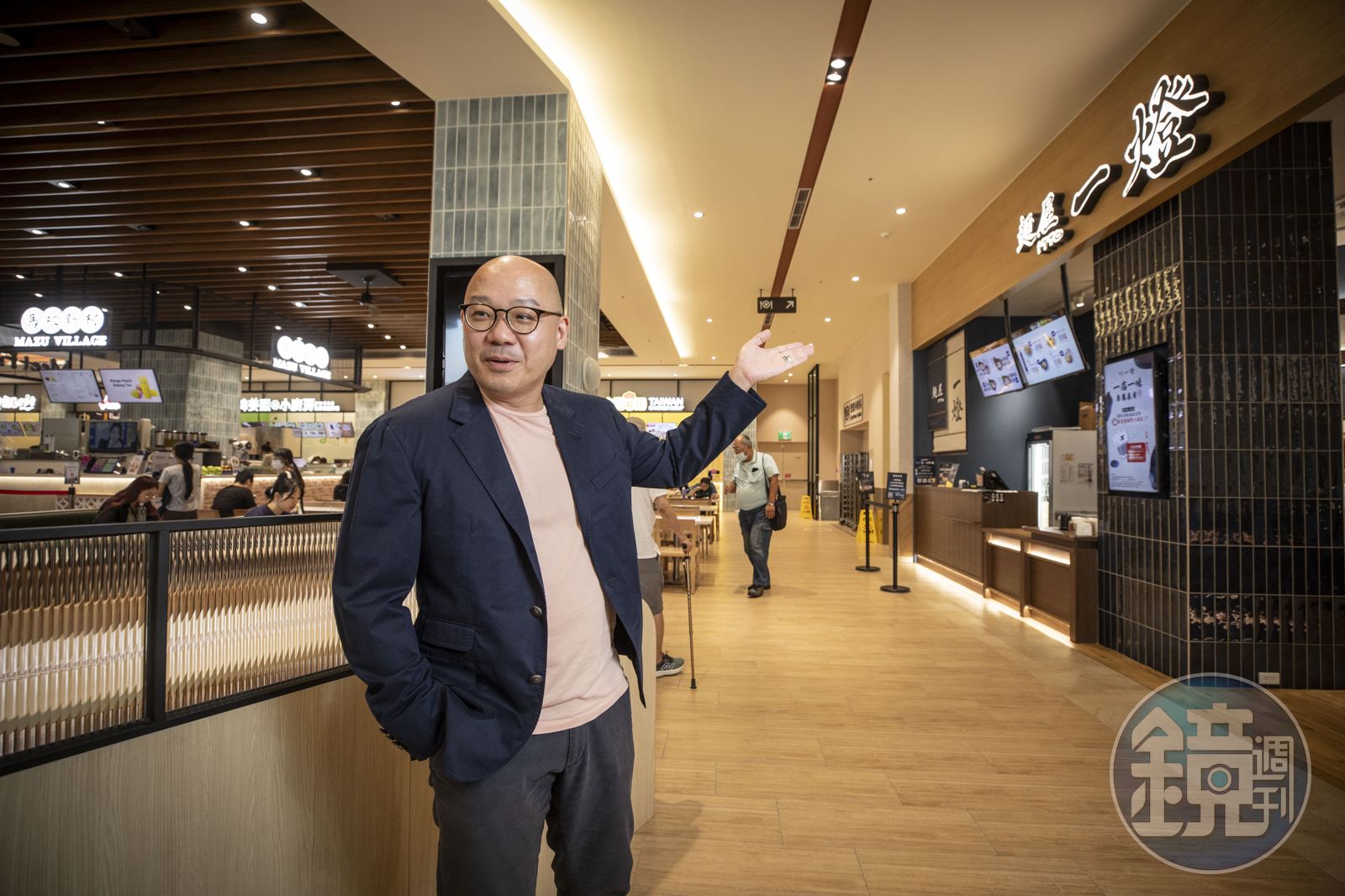 沒有架子、不拘小節的陳炯福一派輕鬆走過剛改裝的名品城美食街，介紹剛進駐的獨特店。