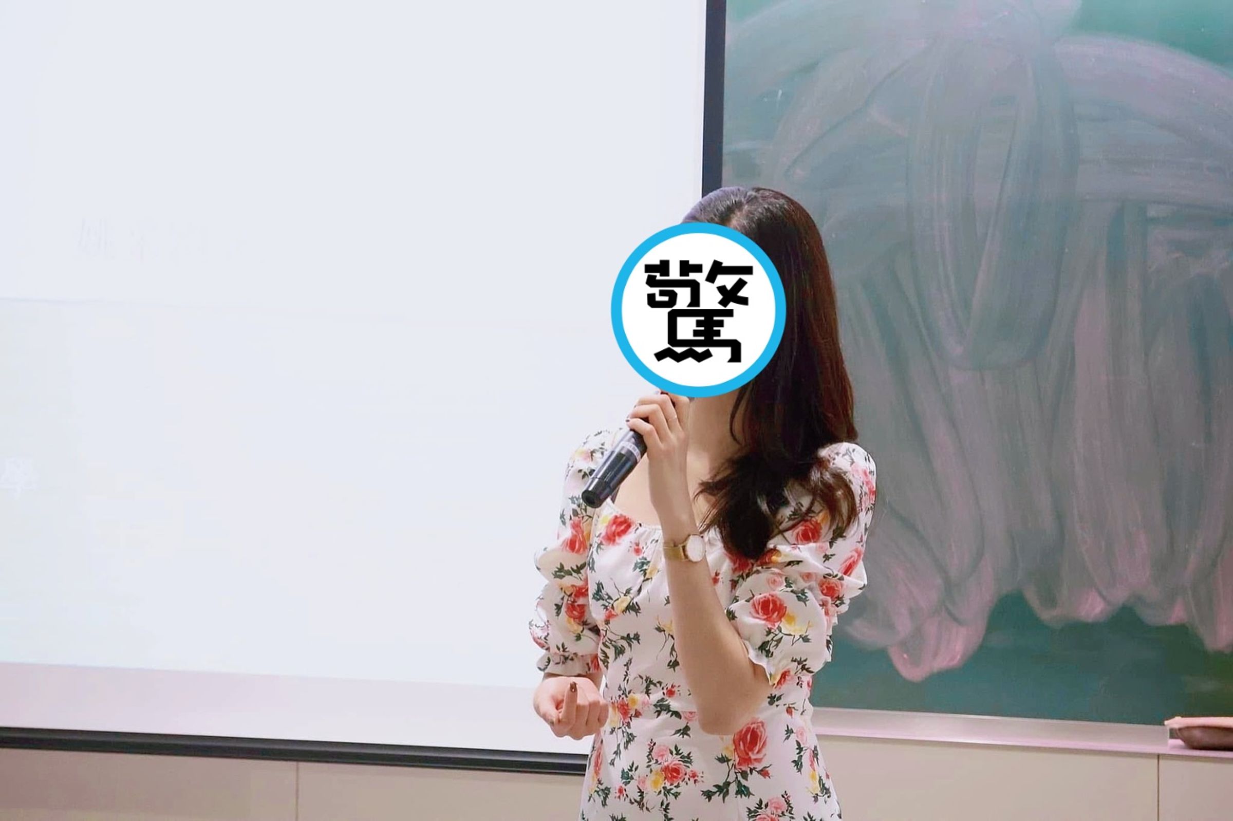 名模現身文化大學教書法,氣質美貌再成焦點。(翻攝自臉書/姚采穎 Yvonne Yao)