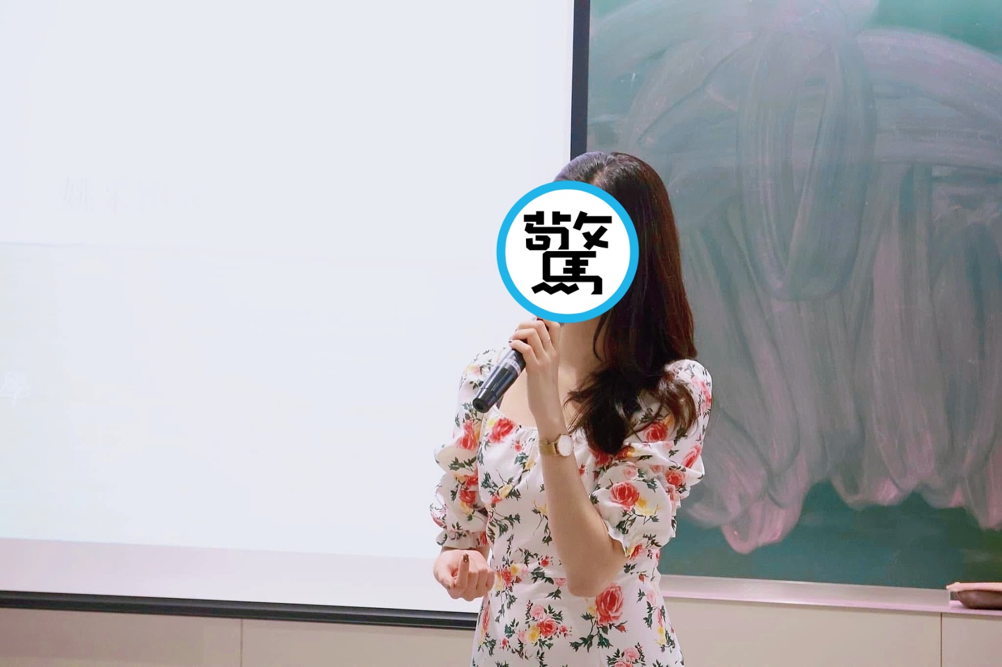 名模現身文化大學教書法，氣質美貌再成焦點。（翻攝自臉書/姚采穎 Yvonne Yao）