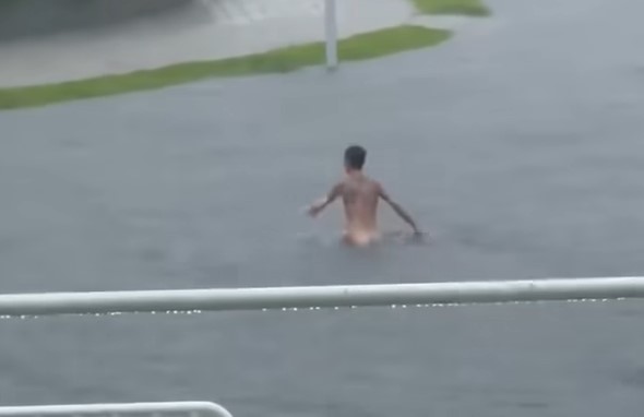 員林龍燈公園滯洪池內戲水的裸男事後被依妨害風化罪移送法辦。（翻攝自彰化縣媒體記者協會 ）