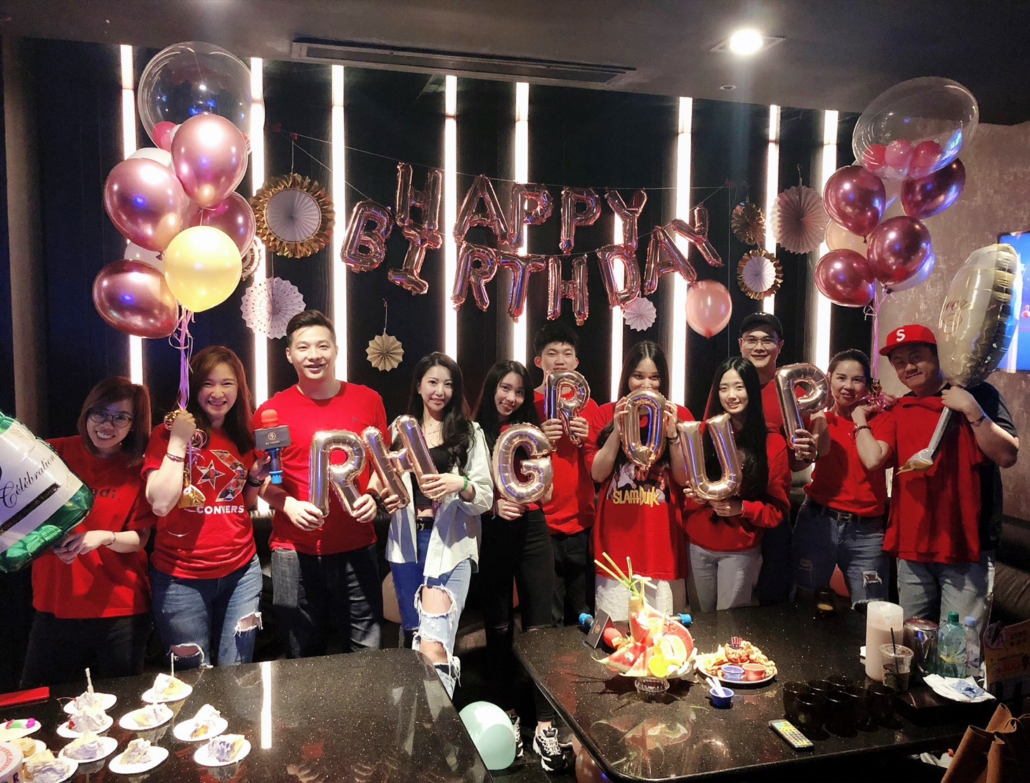 張雅涵(左4)很注重同仁生日,會送禮或慶祝,凝聚向心力。(張雅涵提供)