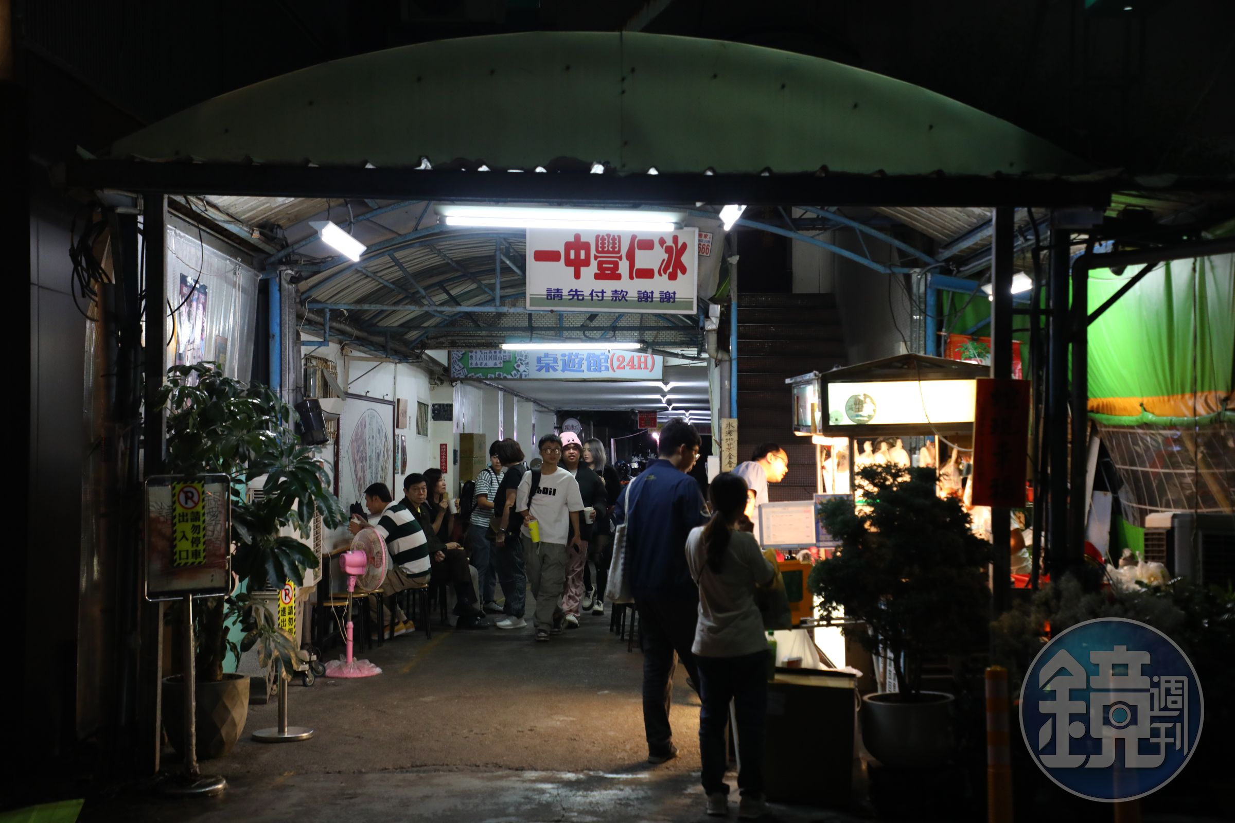 多年來「一中豐仁冰」始終佇立在台中市北區育才街3巷，店面就是一條廊道。