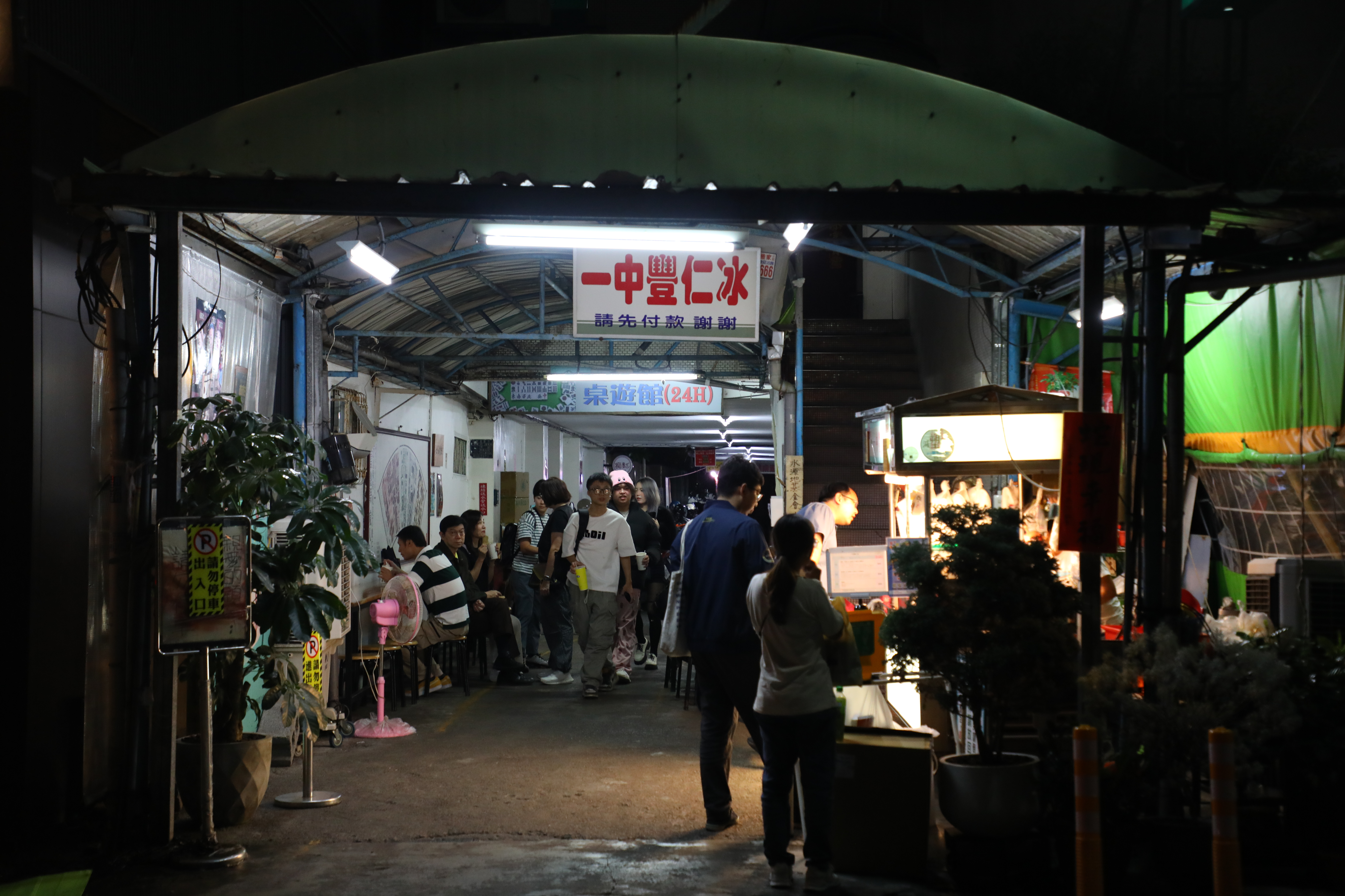多年來「一中豐仁冰」始終佇立在台中市北區育才街3巷,店面就是一條廊道。