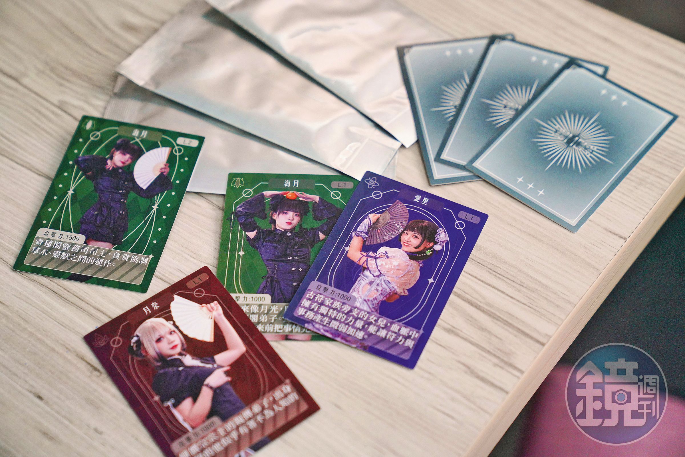劉剛維是《遊戲王》卡牌收藏家,以此為靈感,設計女僕對戰卡牌當作周邊。