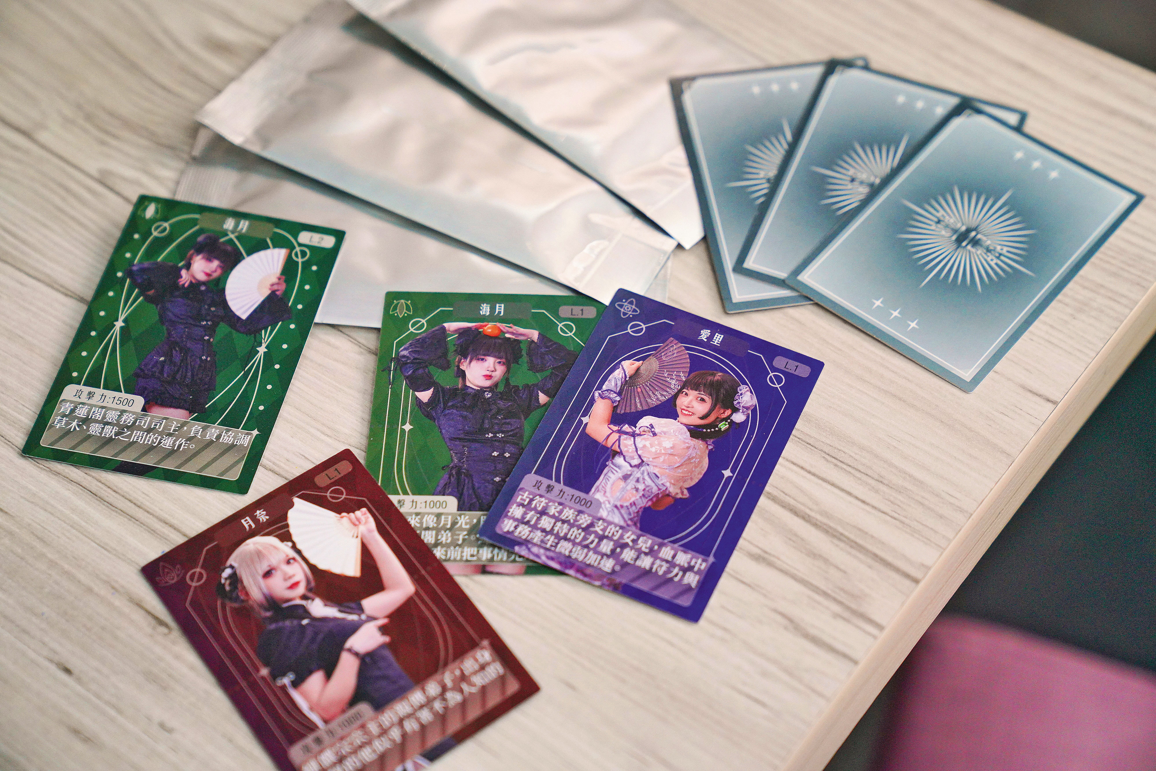 劉剛維是《遊戲王》卡牌收藏家，以此為靈感，設計女僕對戰卡牌當作周邊。