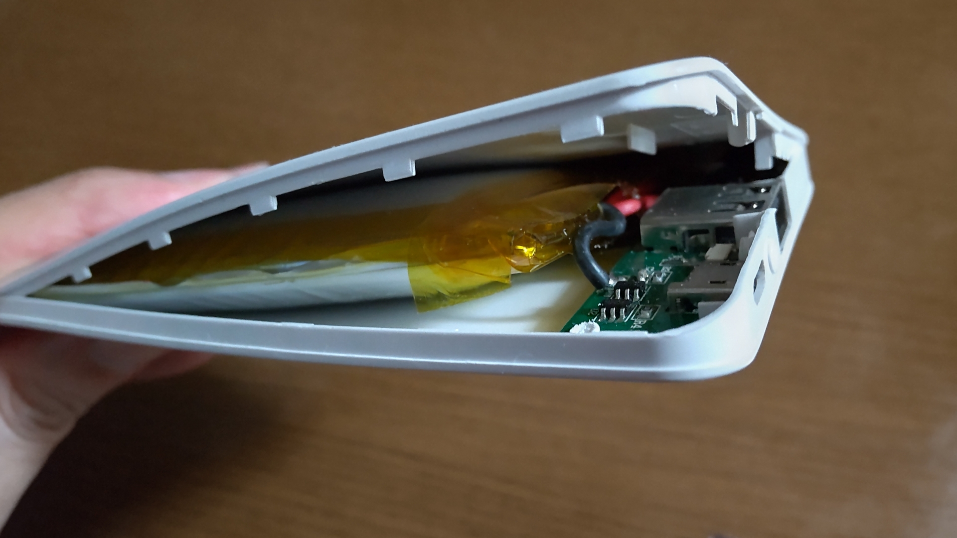 消防人員提醒，民眾正確回收舊鋰電池，避免意外發生。（翻攝自photo-ac）