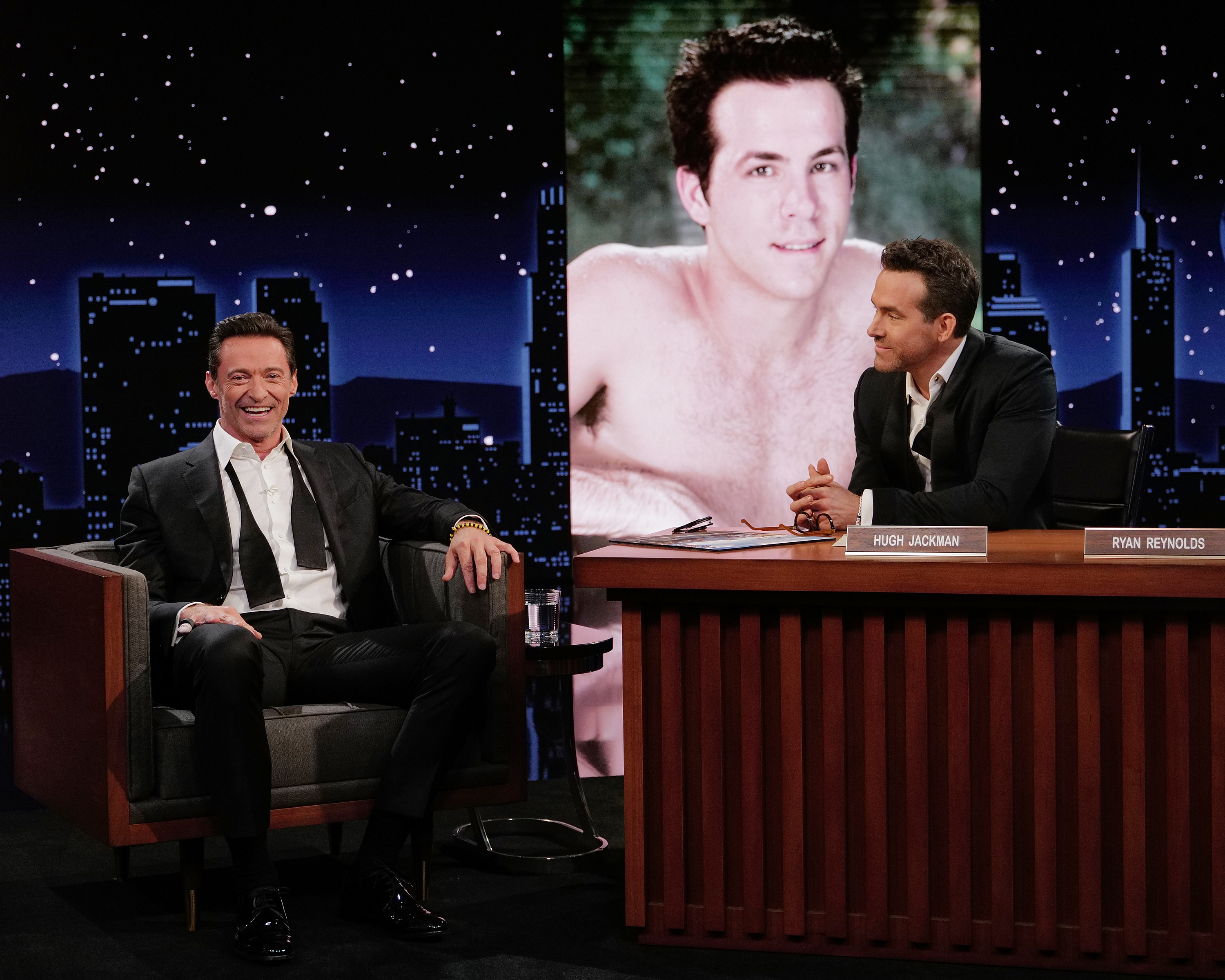 休傑克曼（左）回敬萊恩雷諾斯（右），拿他21歲拍的嫩照公諸於世，仔細一看，萊恩的奶頭恰好都被擋住，完全沒露點。（Randy Holmes攝／ABC電視網提供）