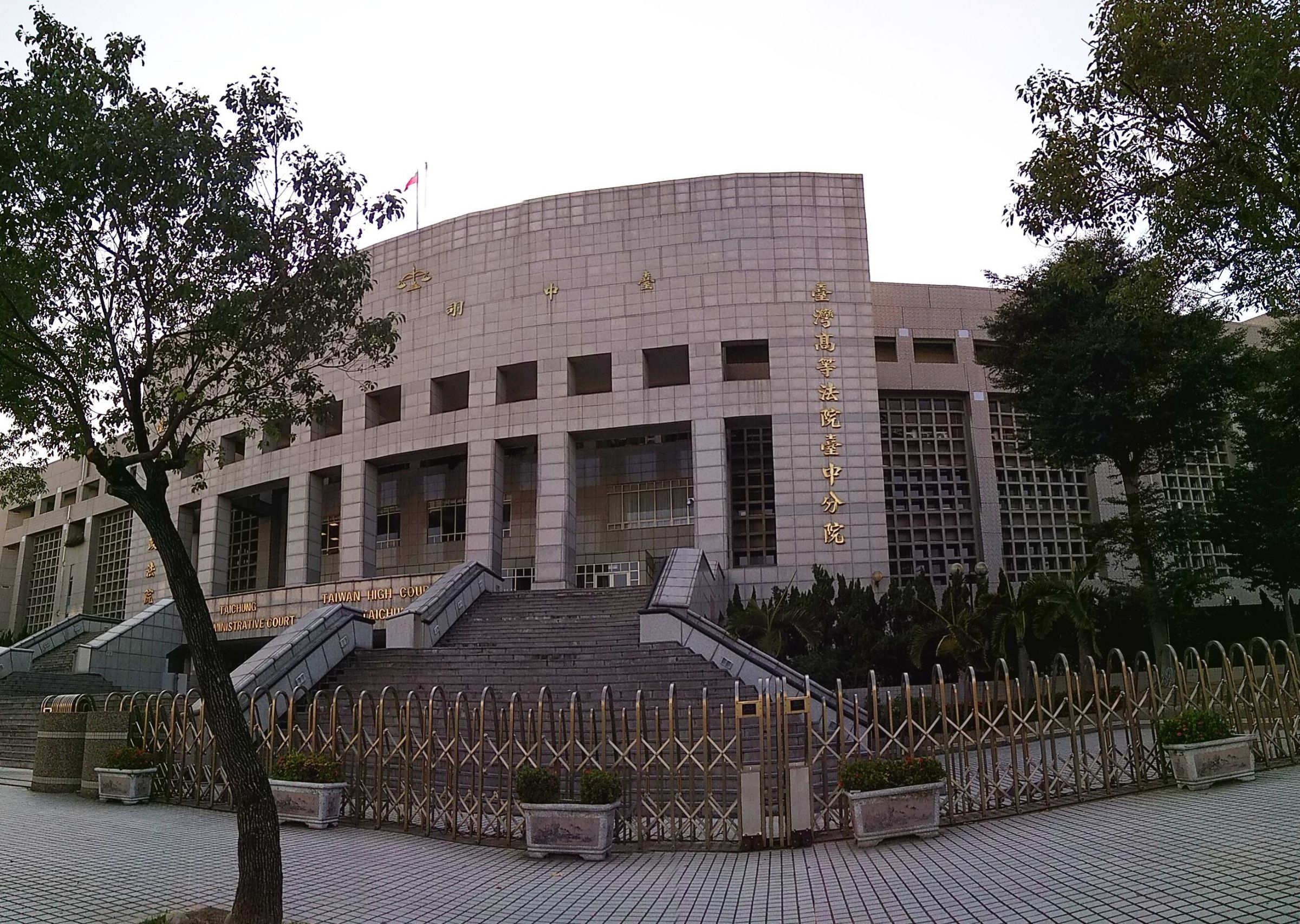 陳男侵入妻子電腦、手機，發現鹹溼對話，據此提告，反遭前妻控告，台中高分院認為他值得憫恕，維持一審輕判。（資料照片）