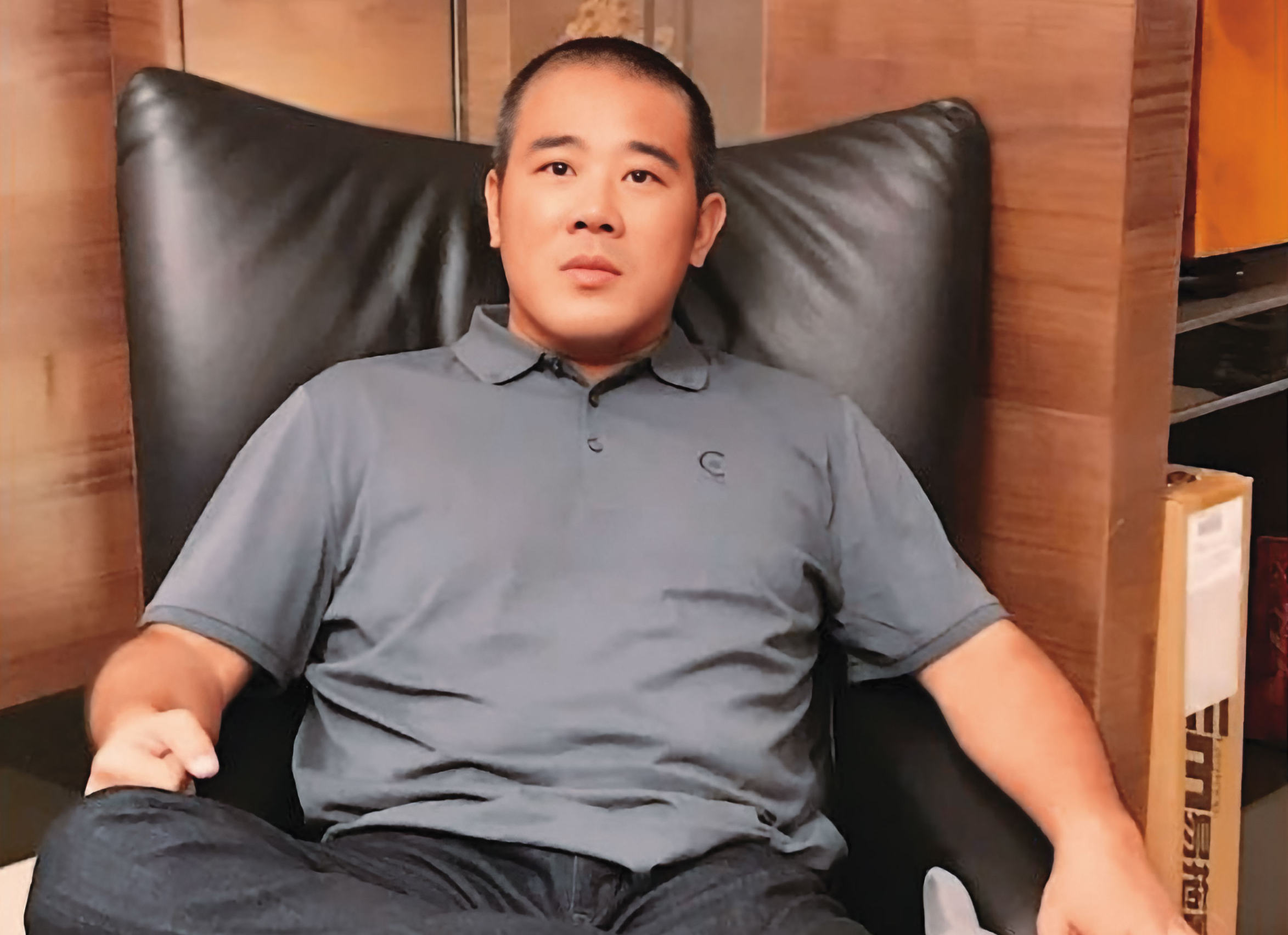 蔡政宜簽賭假球官司出獄後，漂白從政，現又遭檢警查出涉替東南亞博弈集團洗錢逾200億元，已遭收押禁見。（翻攝蔡政宜臉書）