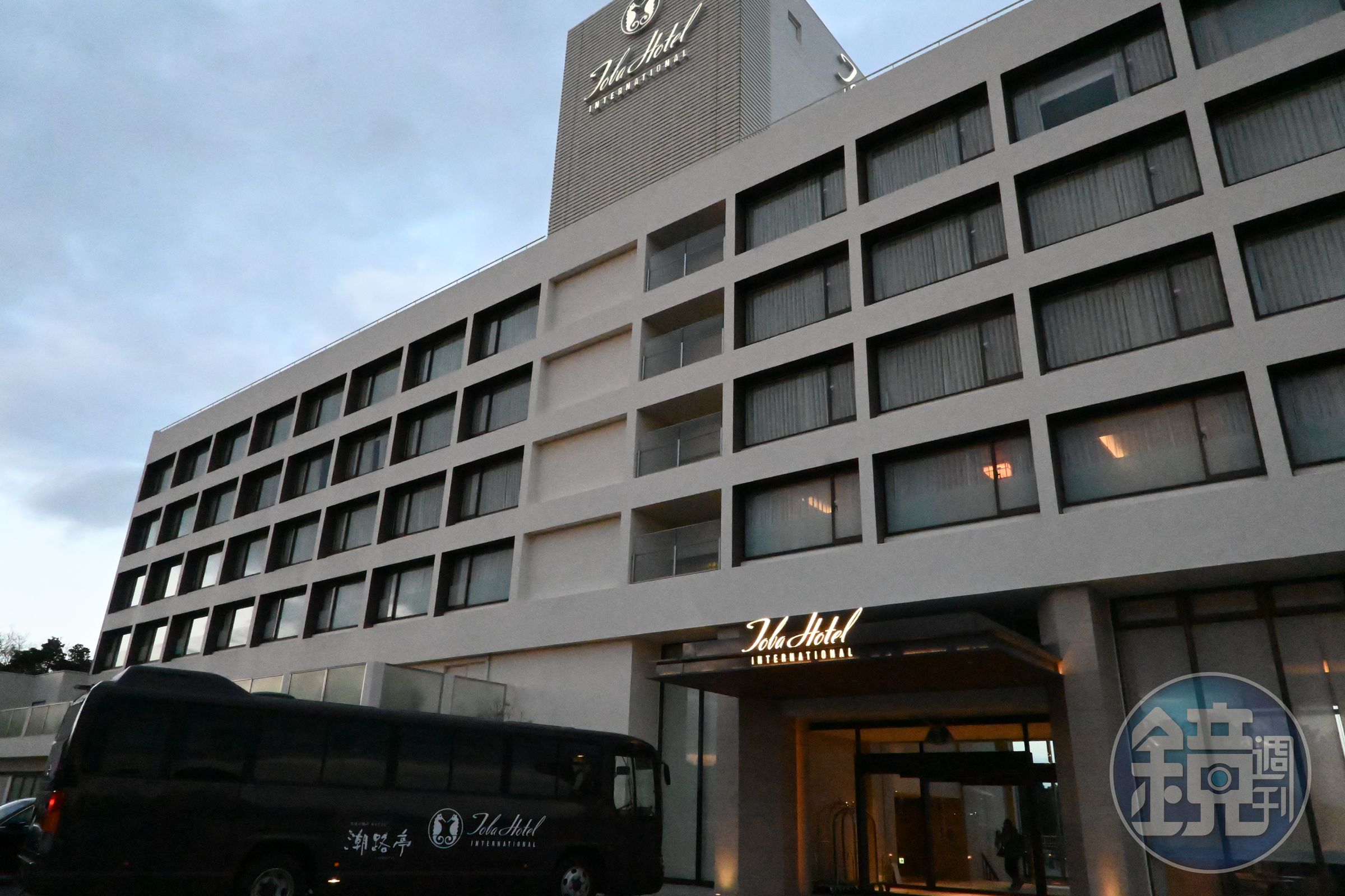 飯店開業於1964年，擁有84間客房，以海景、奢華溫泉與日式待客之道聞名。