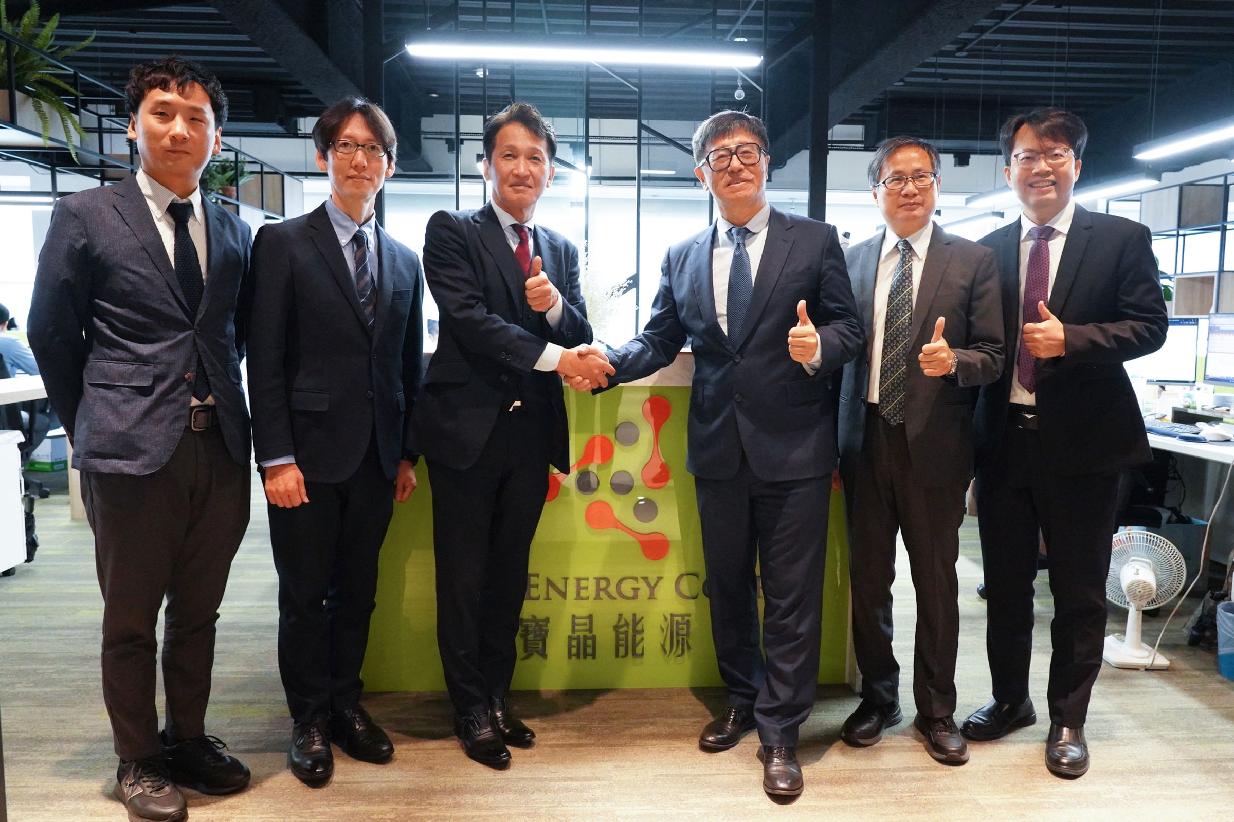 寶晶能源(右三為寶晶能源董事長蔡佳晋)與日本大和房屋工業(左三為大和房屋工業環境能源事業部長口開議文)簽署合作意向書,雙方預計就台灣及日本兩地再生能源的開發等展開交流及合作。(寶晶能源提供)