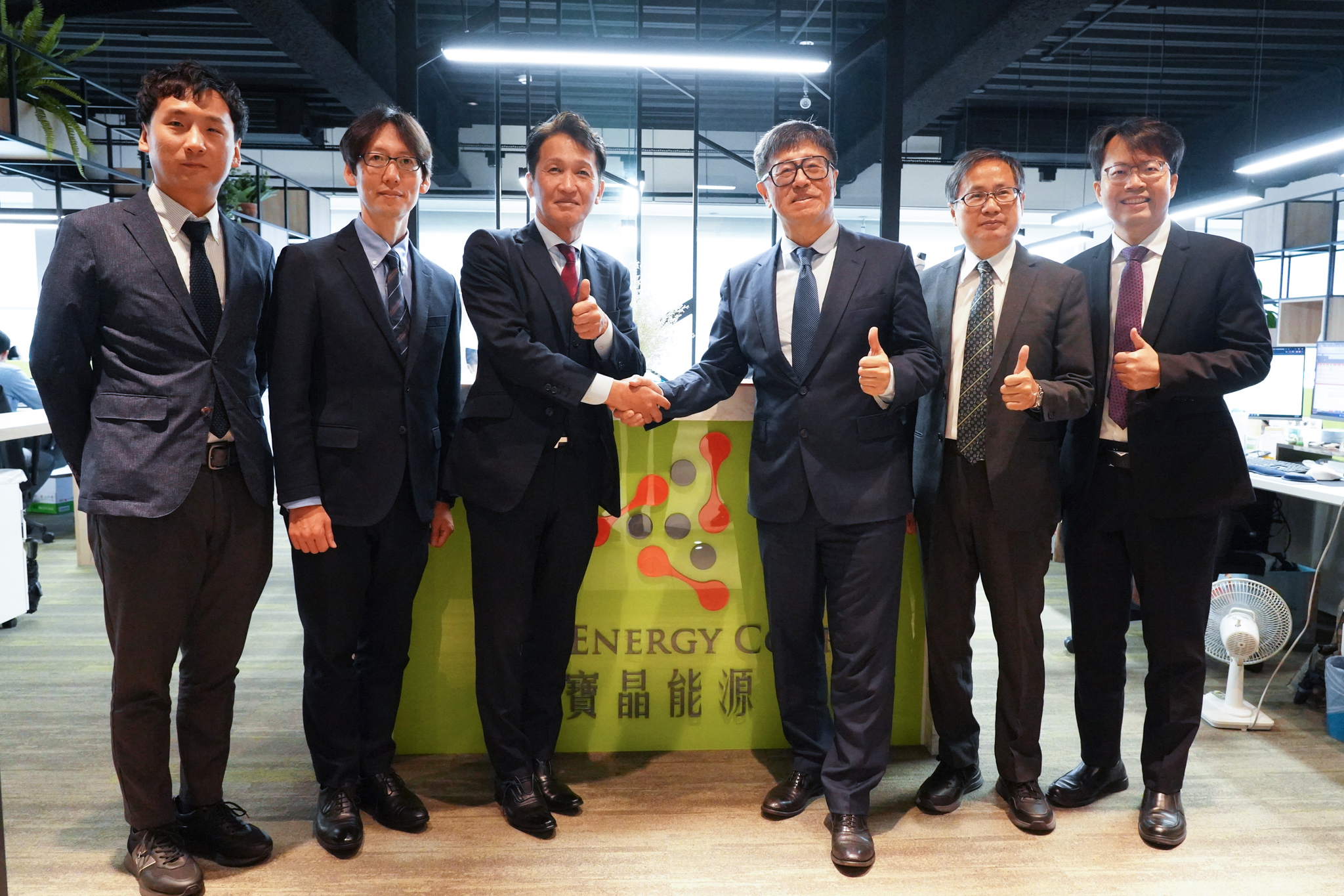 寶晶能源（右三為寶晶能源董事長蔡佳晋）與日本大和房屋工業（左三為大和房屋工業環境能源事業部長口開議文）簽署合作意向書，雙方預計就台灣及日本兩地再生能源的開發等展開交流及合作。（寶晶能源提供）