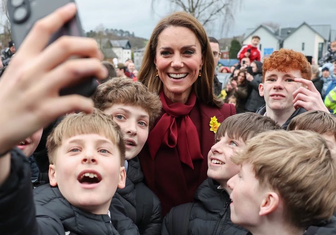 凱特王妃親切與威爾斯的青少年自拍。(翻攝princeandprincessofwales IG)
