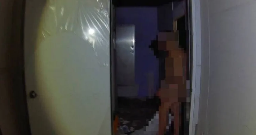 台中一間歇業超市遭不明男子闖入，不僅偷割電纜變賣還在裡面煮飯。（翻攝畫面）