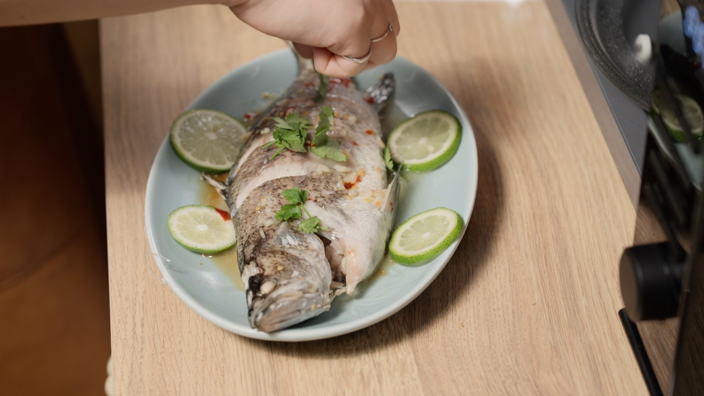 📍料理 2:泰式檸檬魚|自動A-1模式,魚料理不再靠運氣 最怕魚煮不熟?熟了又乾?交給only微波專家就對了。醬汁調好,微波6分半鐘,撒點香菜與檸檬片,一條完美檸檬魚上桌,酸香開胃、肉質剛剛好。