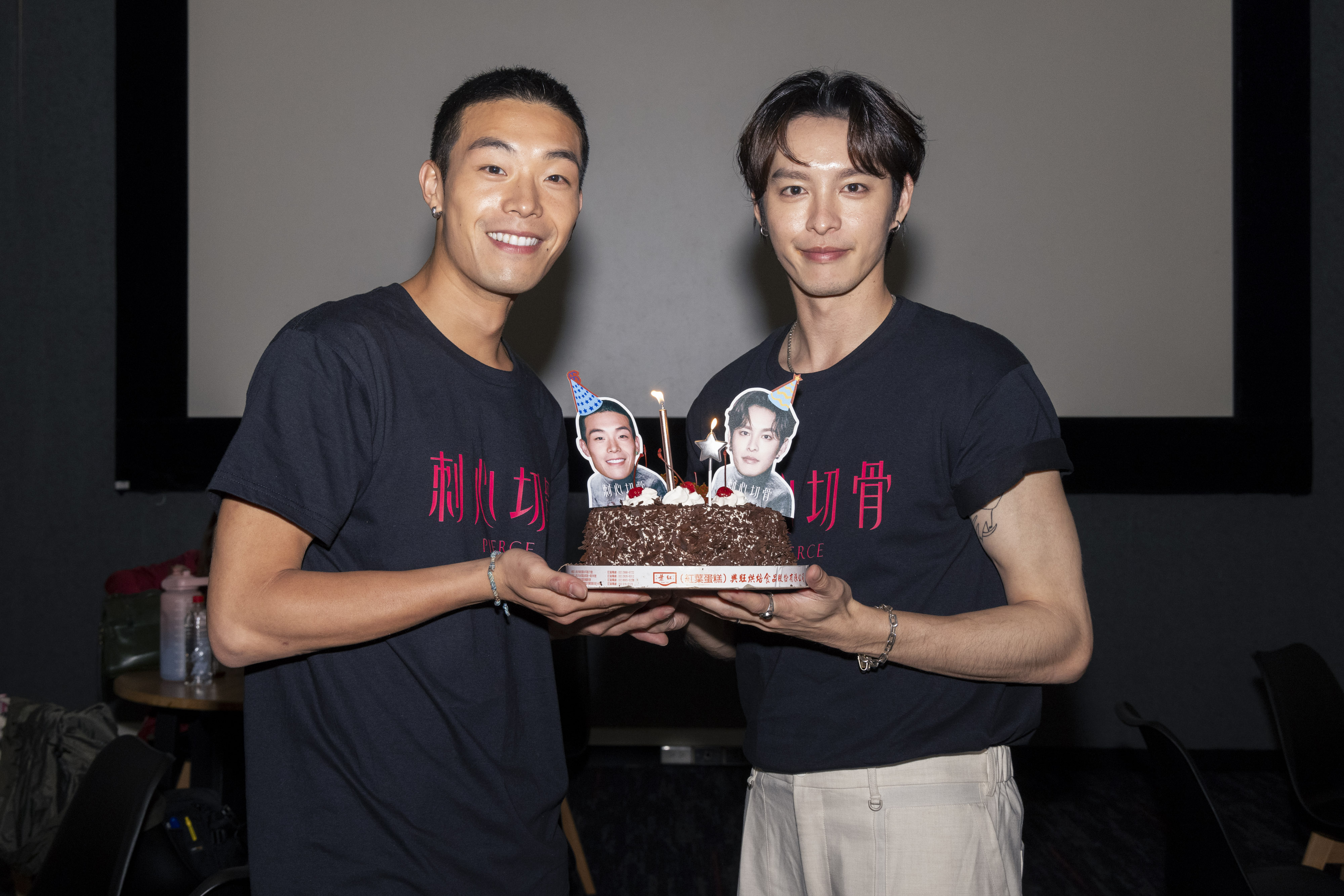 曹佑寧與牧森相差一週生日,劇組為2人送上蛋糕一起慶生。(前景娛樂、劇匯文創提供)