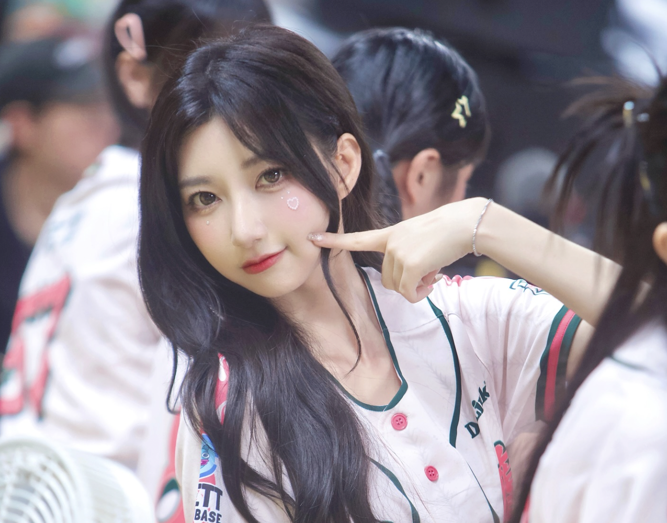 一粒跳應援到一半時，疑身體不適離場。（翻攝自Threads）